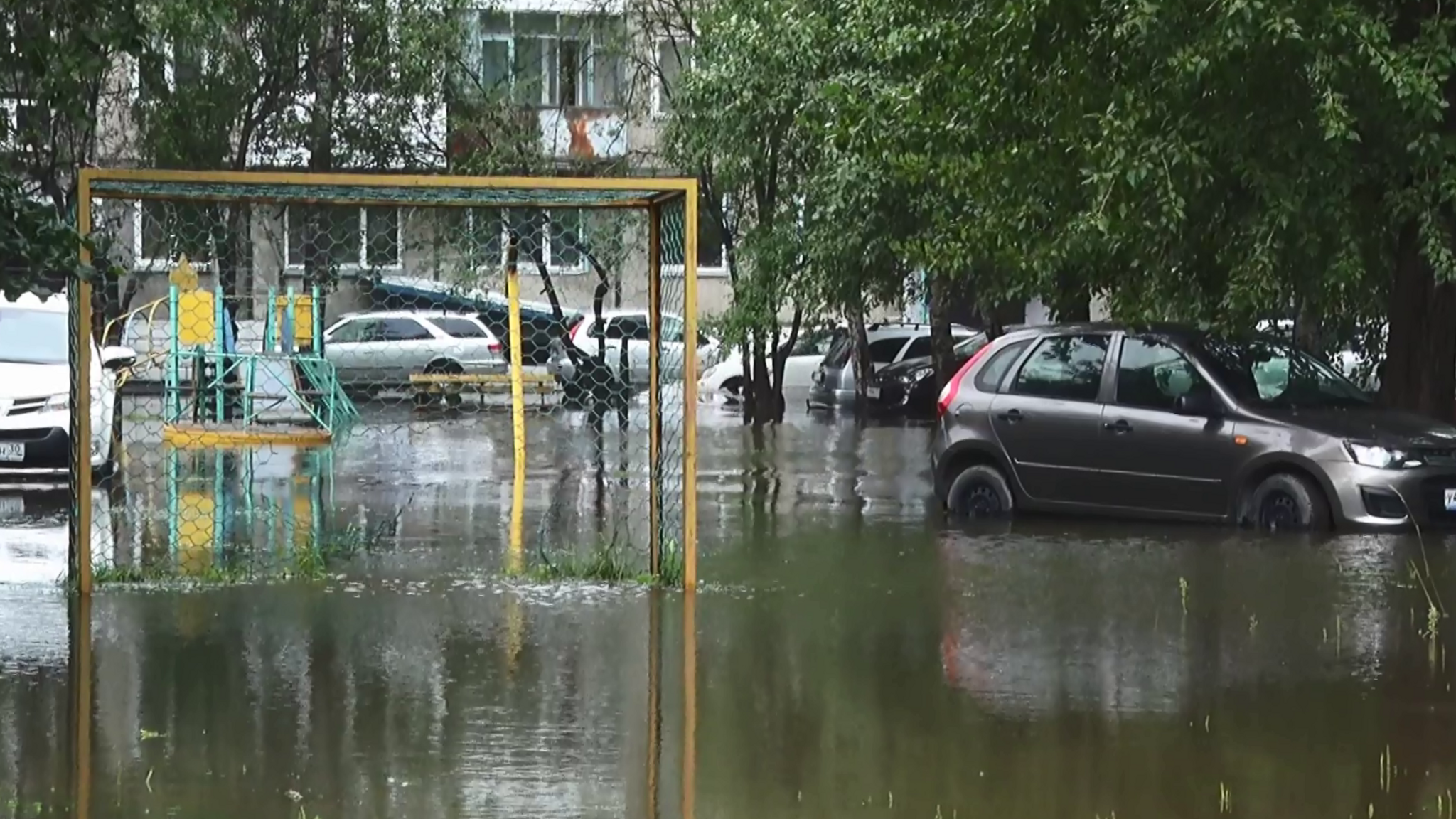Ачинск поплыл: город накрыли проливные дожди