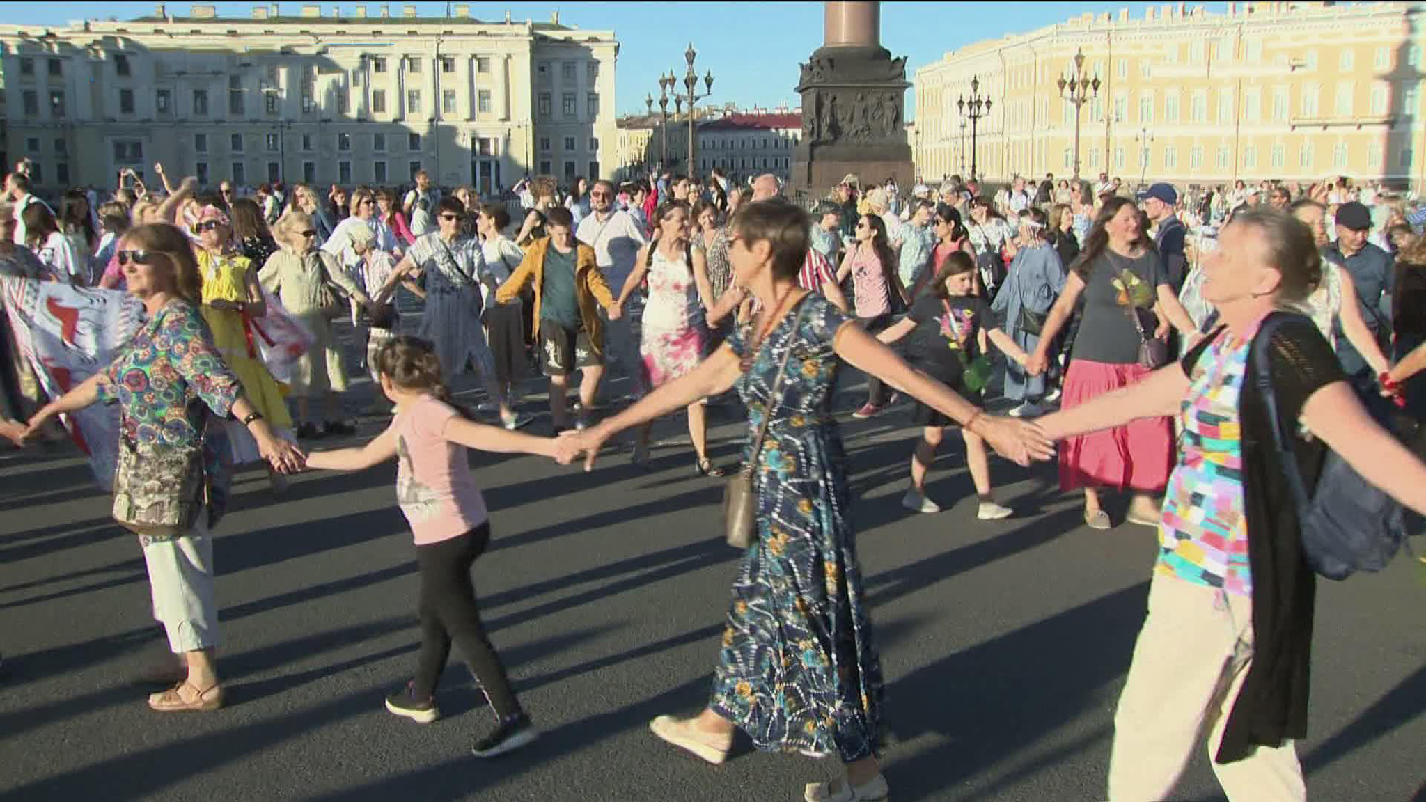 Несколько тысяч человек водили хоровод на Дворцовой площади в Петербурге