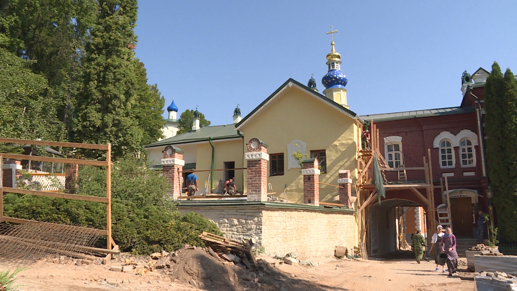Церкви Святого Лазаря в Псково-Печерском монастыре вернули исторические очертания и ограду