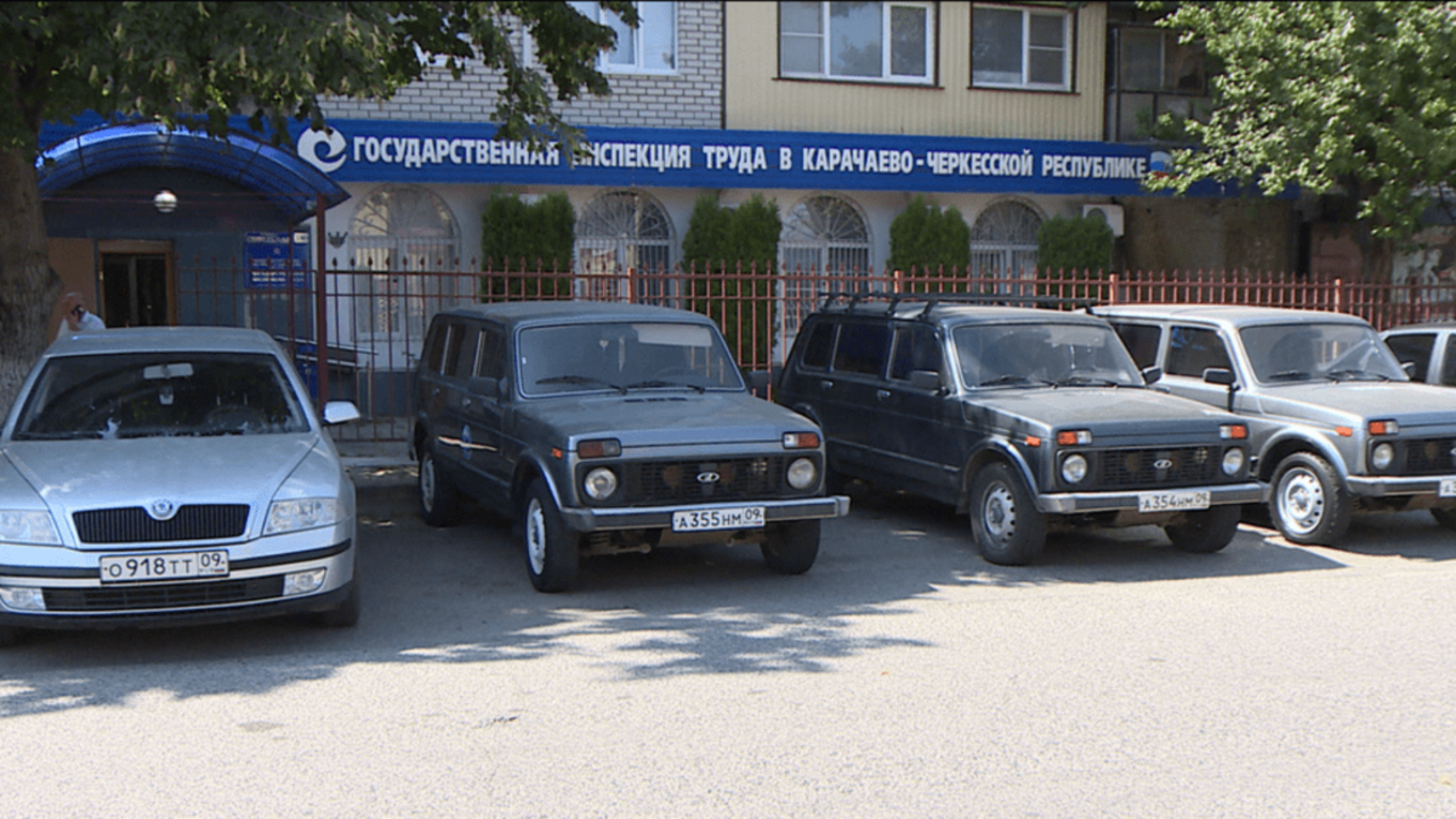 Государственная инспекция труда по Карачаево-Черкесии передала четыре автомашины для отправки в зону СВО