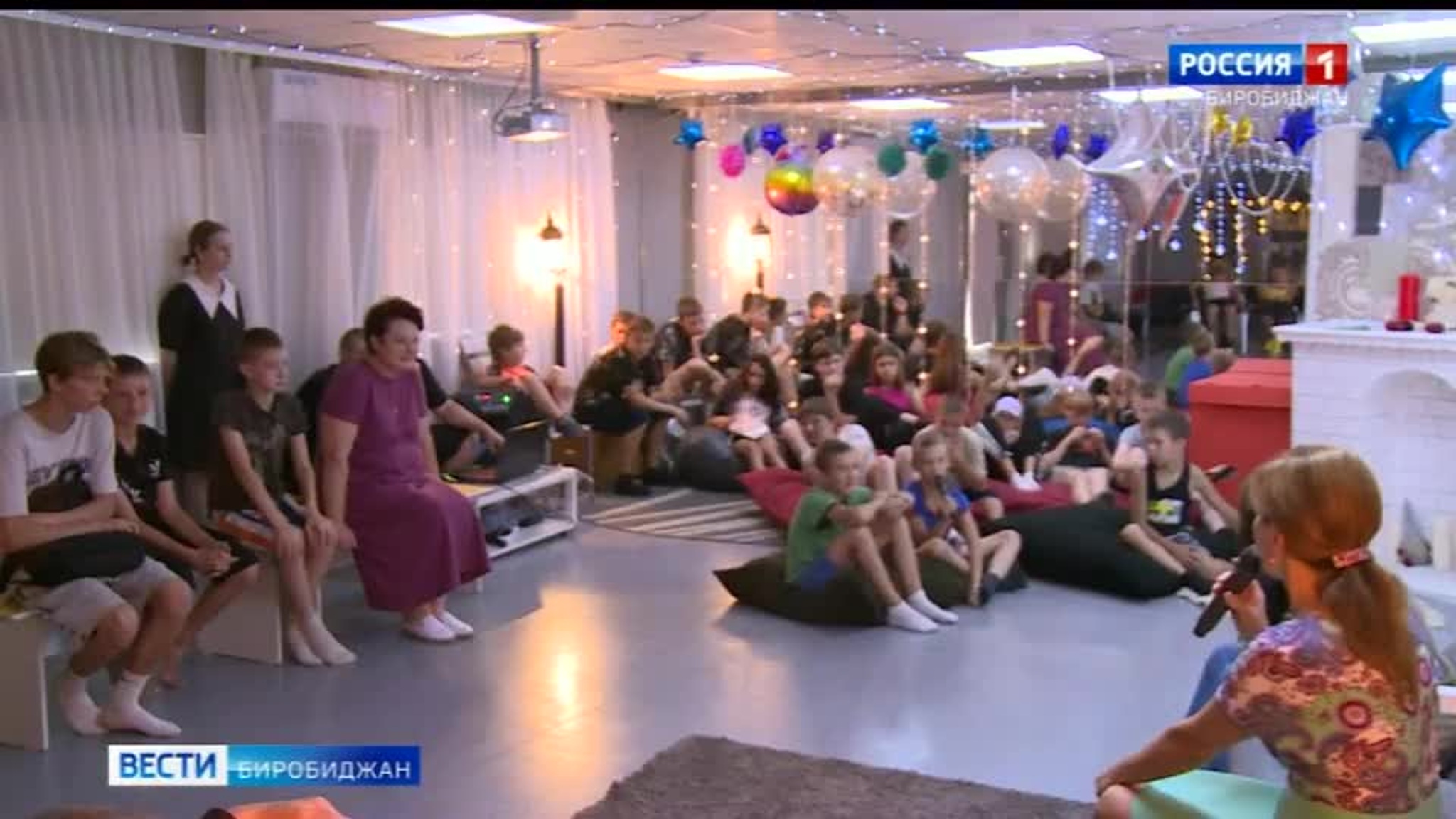 Каникулы с пользой проводят на детской площадке подростки из группы риска
