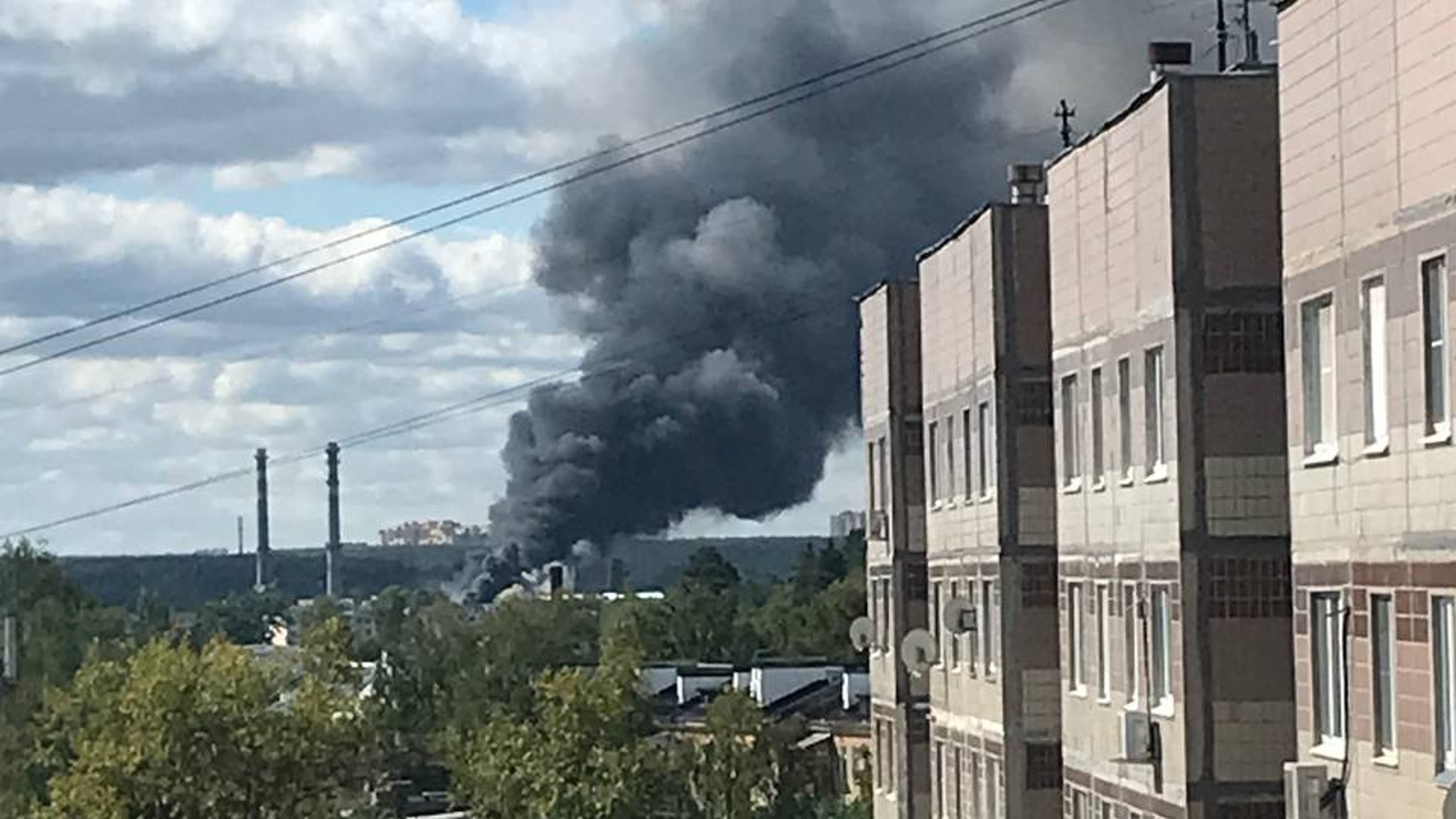 Горящий в Ногинске склад с краской сняли на видео