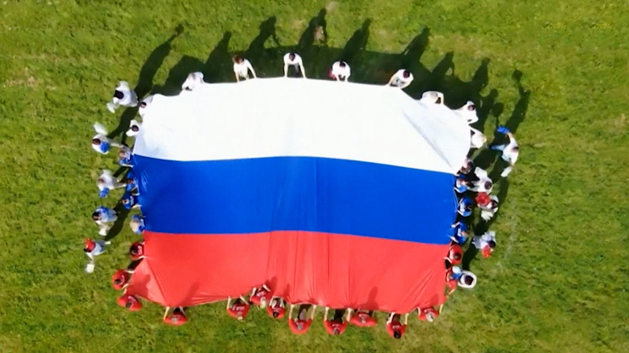 В российских городах отмечают День Государственного флага