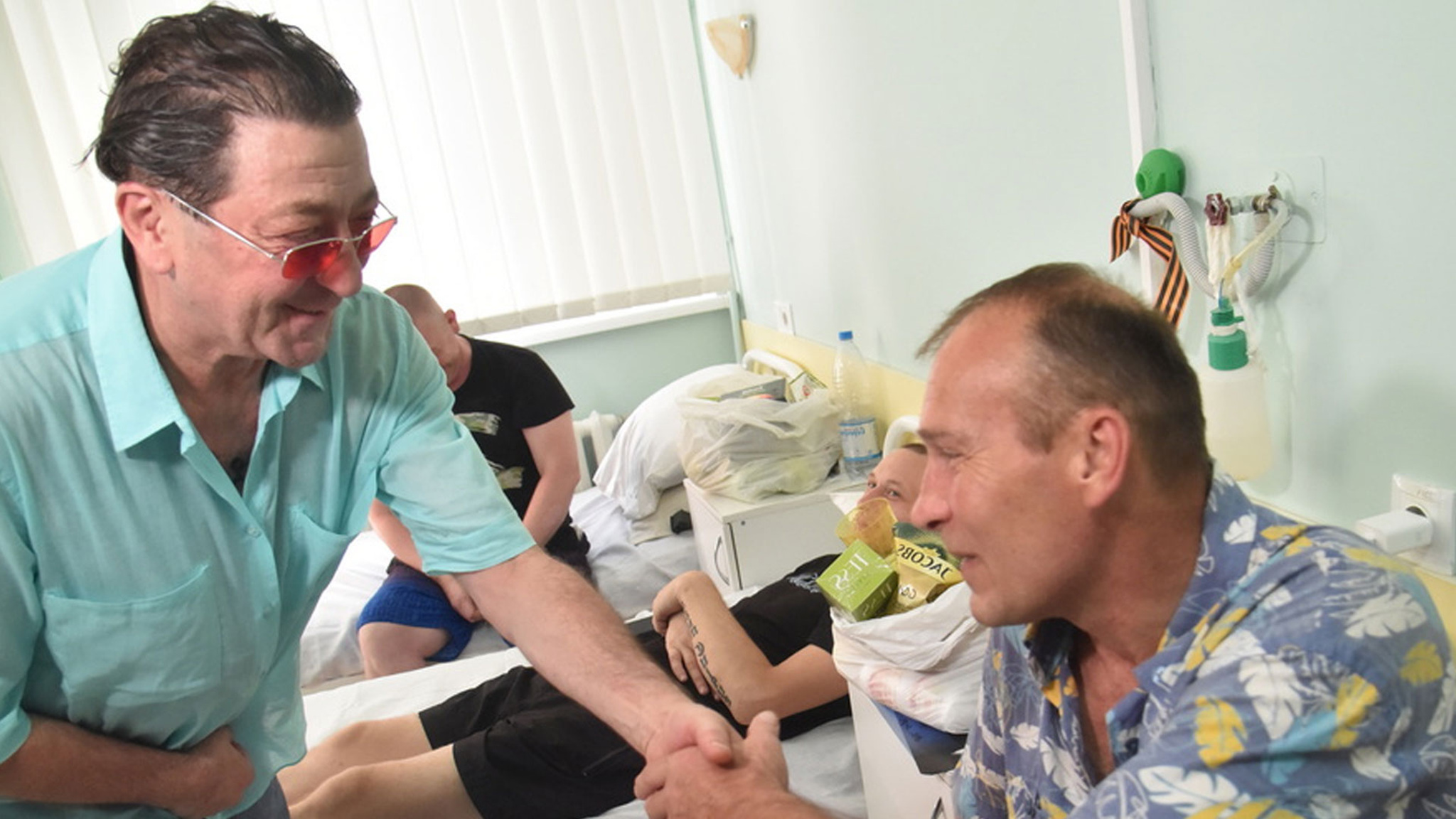 Григорий Лепс навестил в Донецке раненых бойцов