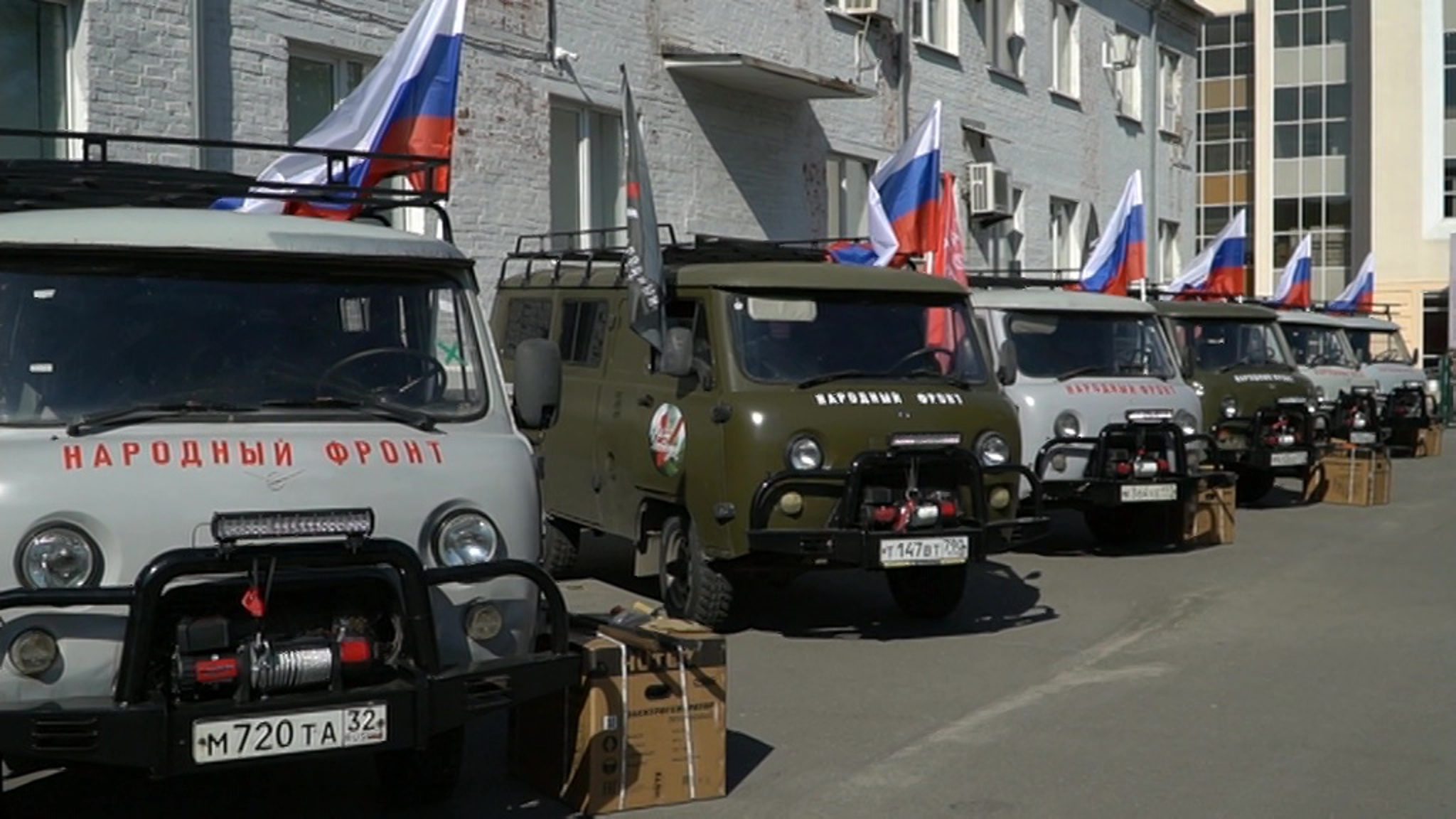 Москву украсили в цвета триколора