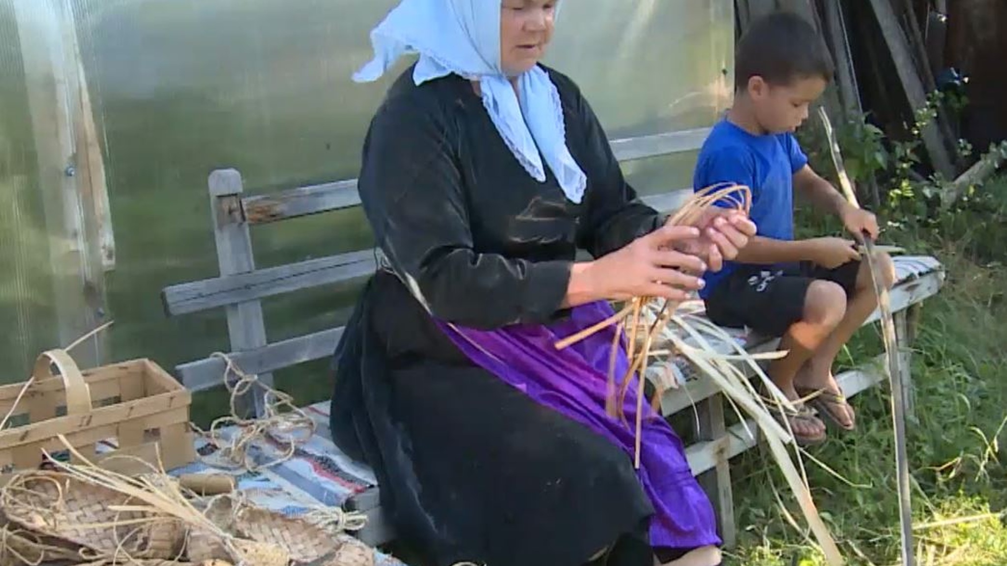 Рукодельница из Килемарского района плетёт традиционные лапти