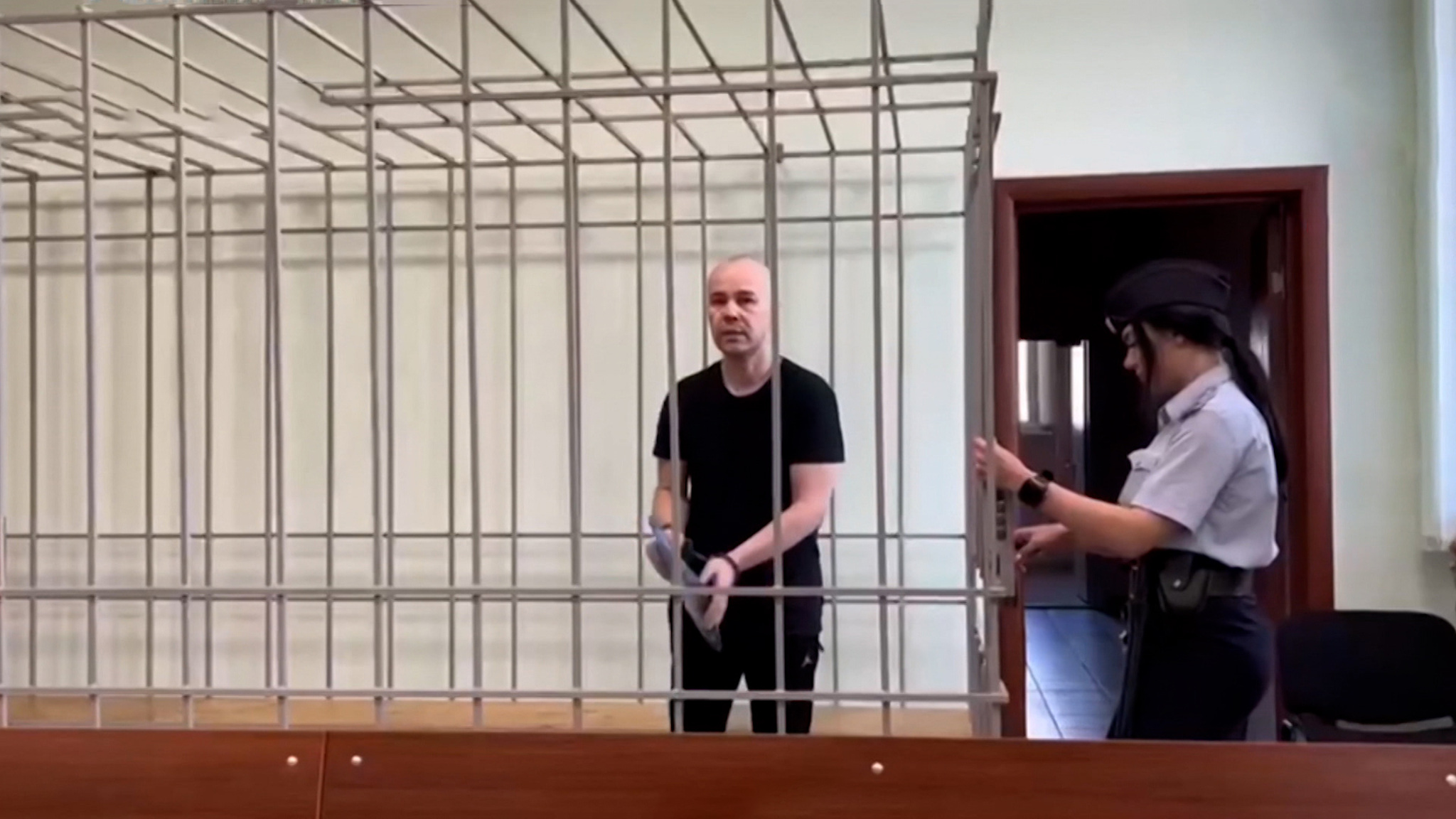 Полицейский набрал взяток и подарков на 9 миллионов рублей