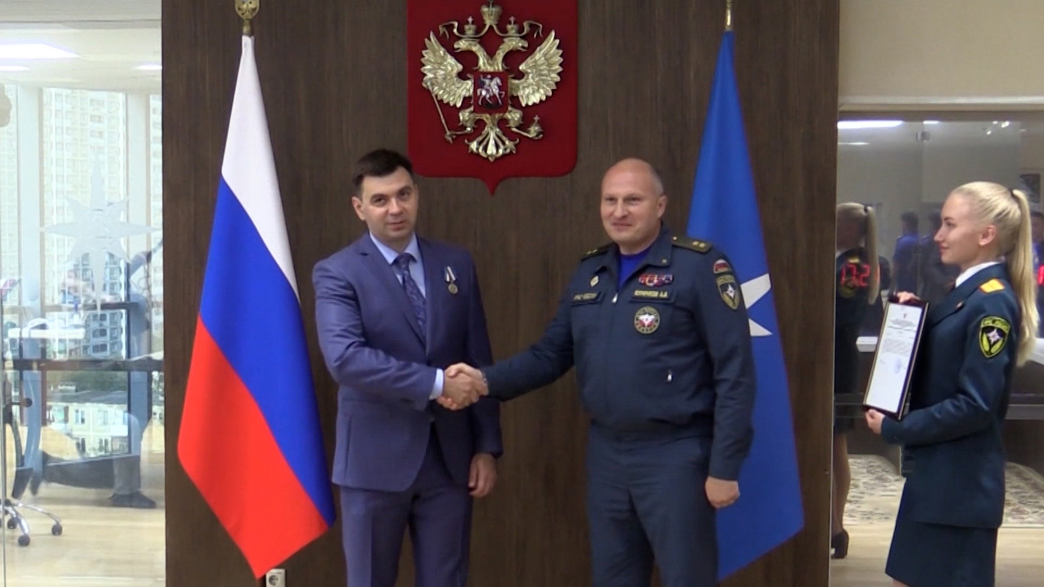 Чиновник, спасший стюардессу, награжден медалью