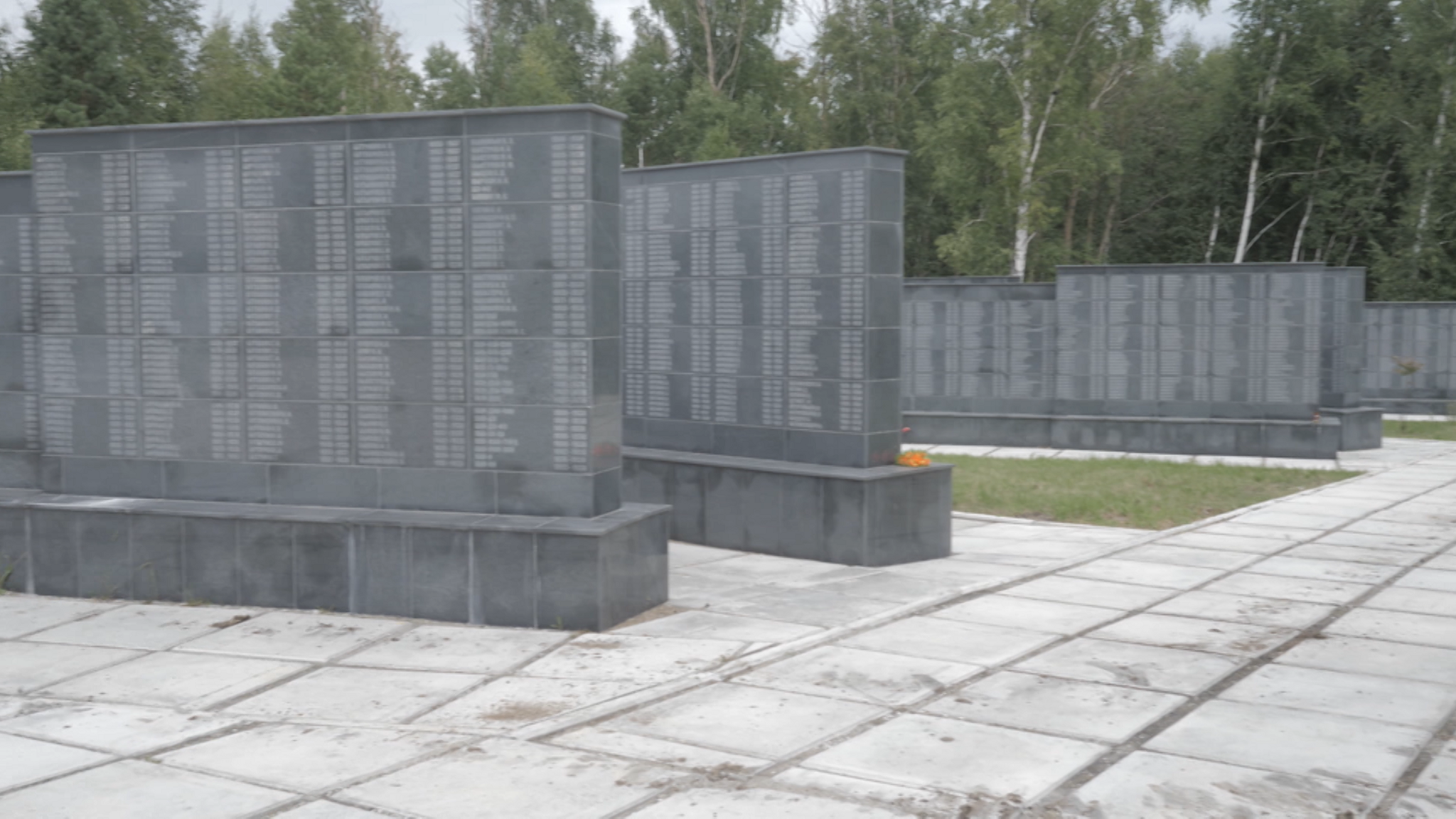 В граните мемориала жертвам политических репрессий в Пивоварихе высечены новые фамилии