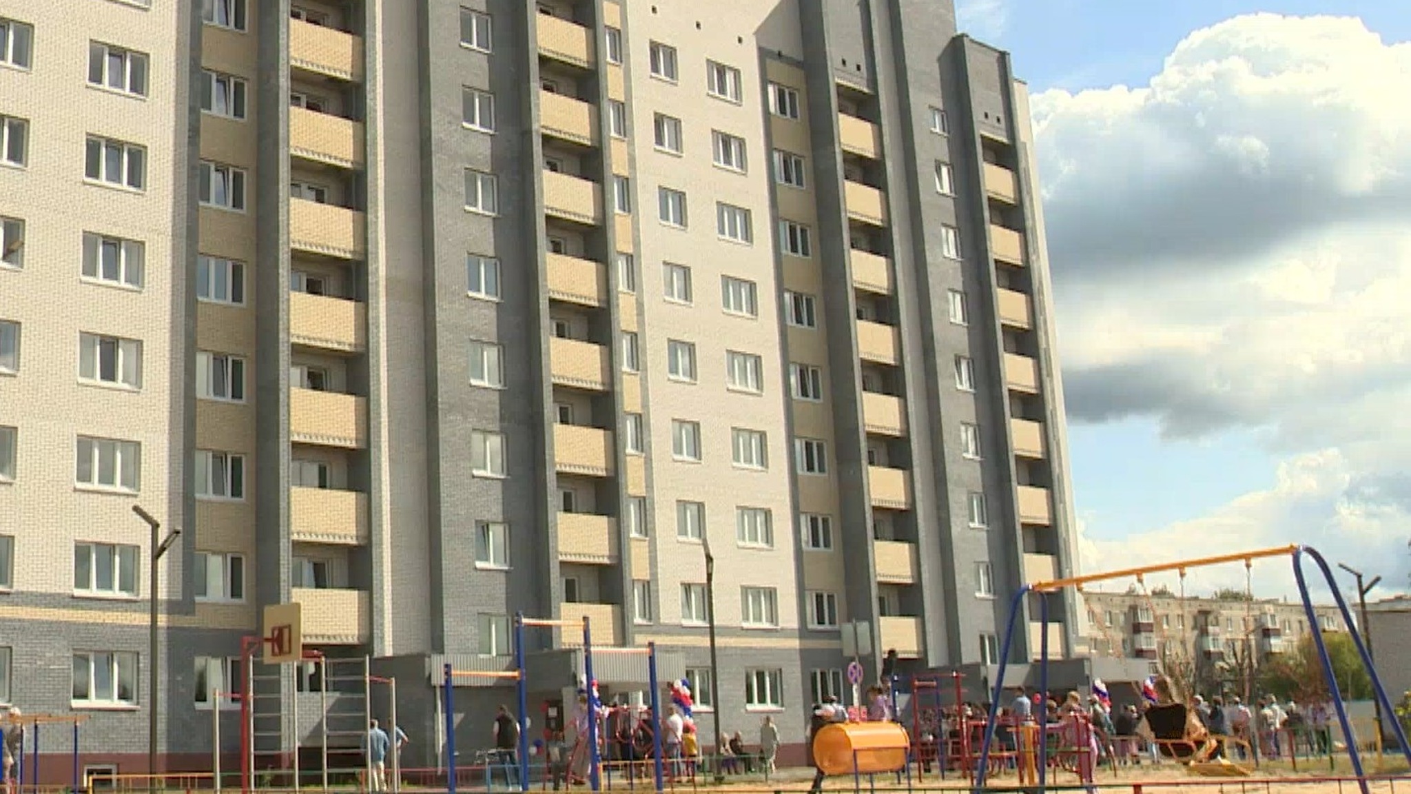 В новые дома в Волжске и Помарах переехали переселенцы из аварийного жилья и дети-сироты