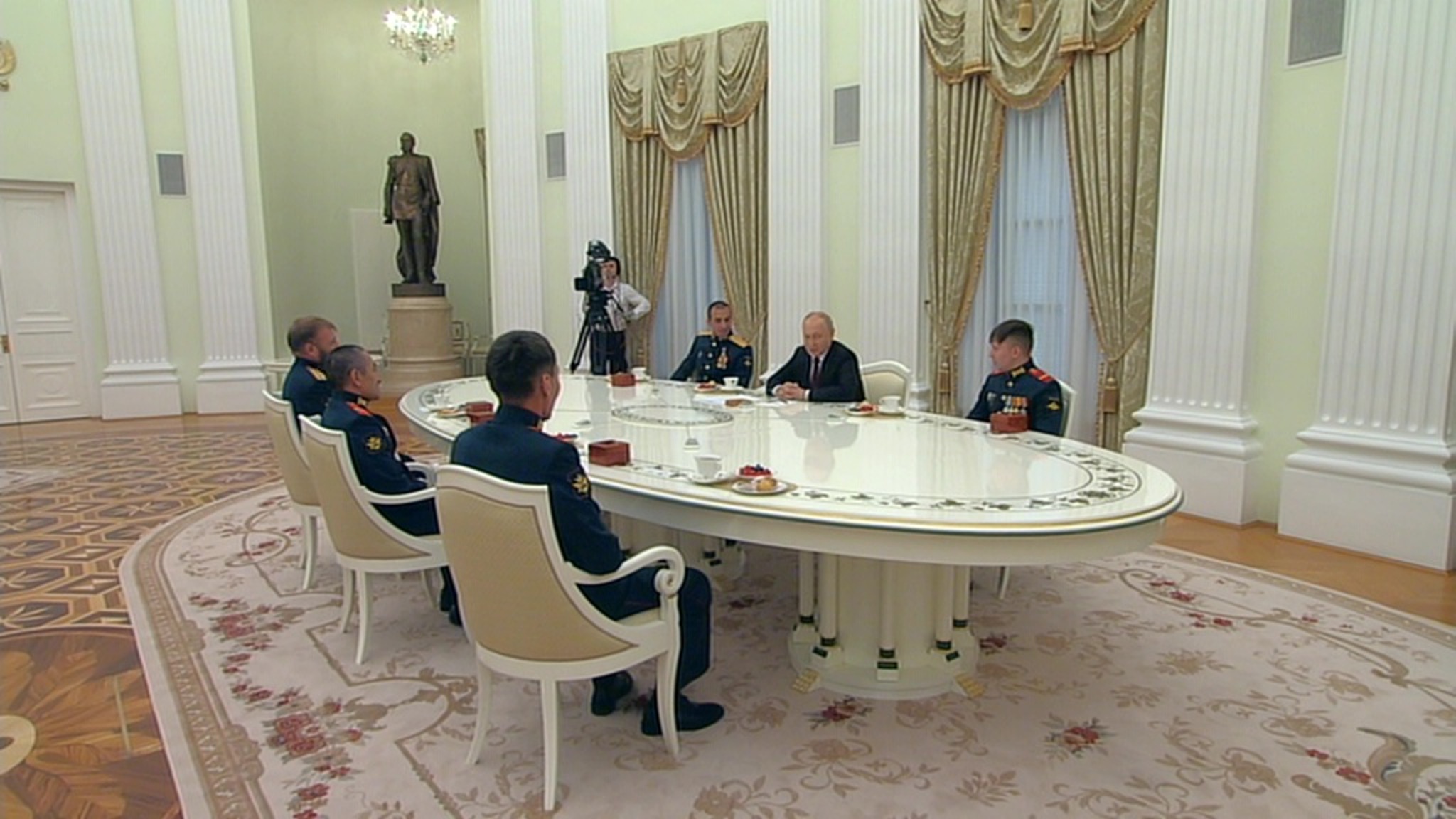 Путин пообщался в Кремле с экипажем танка "Алеша"