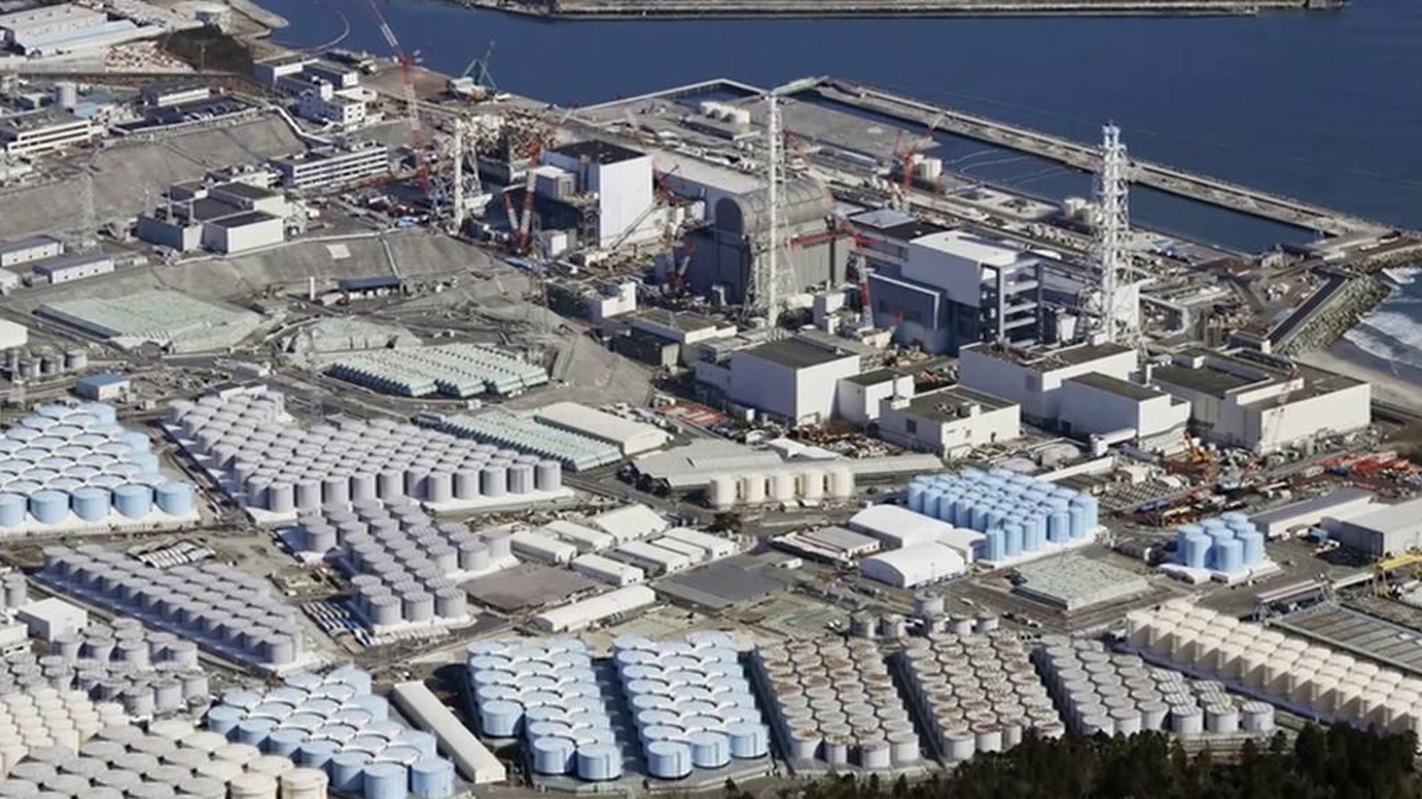 Япония начала сбрасывать воду с АЭС "Фукусима" в океан