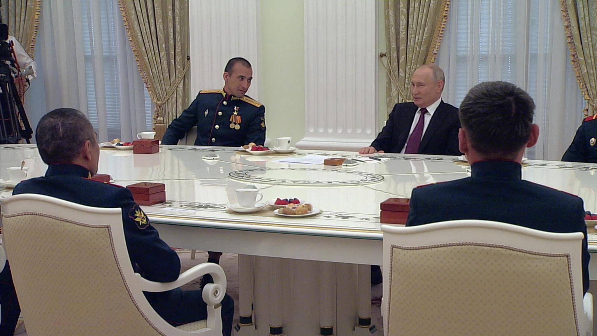 Путин принял в Кремле экипаж танка "Алеша"
