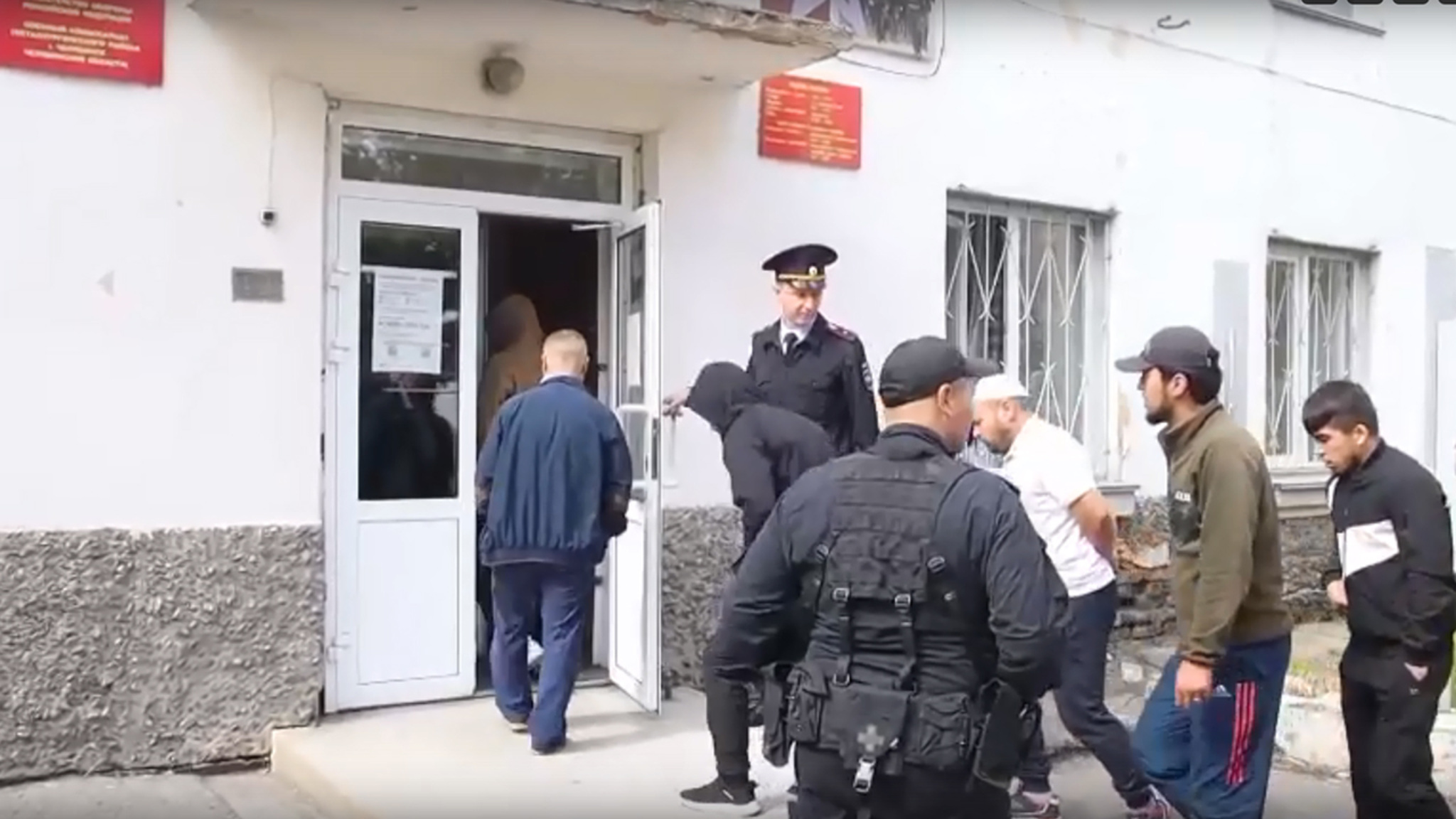 Нескольким десяткам мигрантов в Челябинске вручили повестки в военкоматы