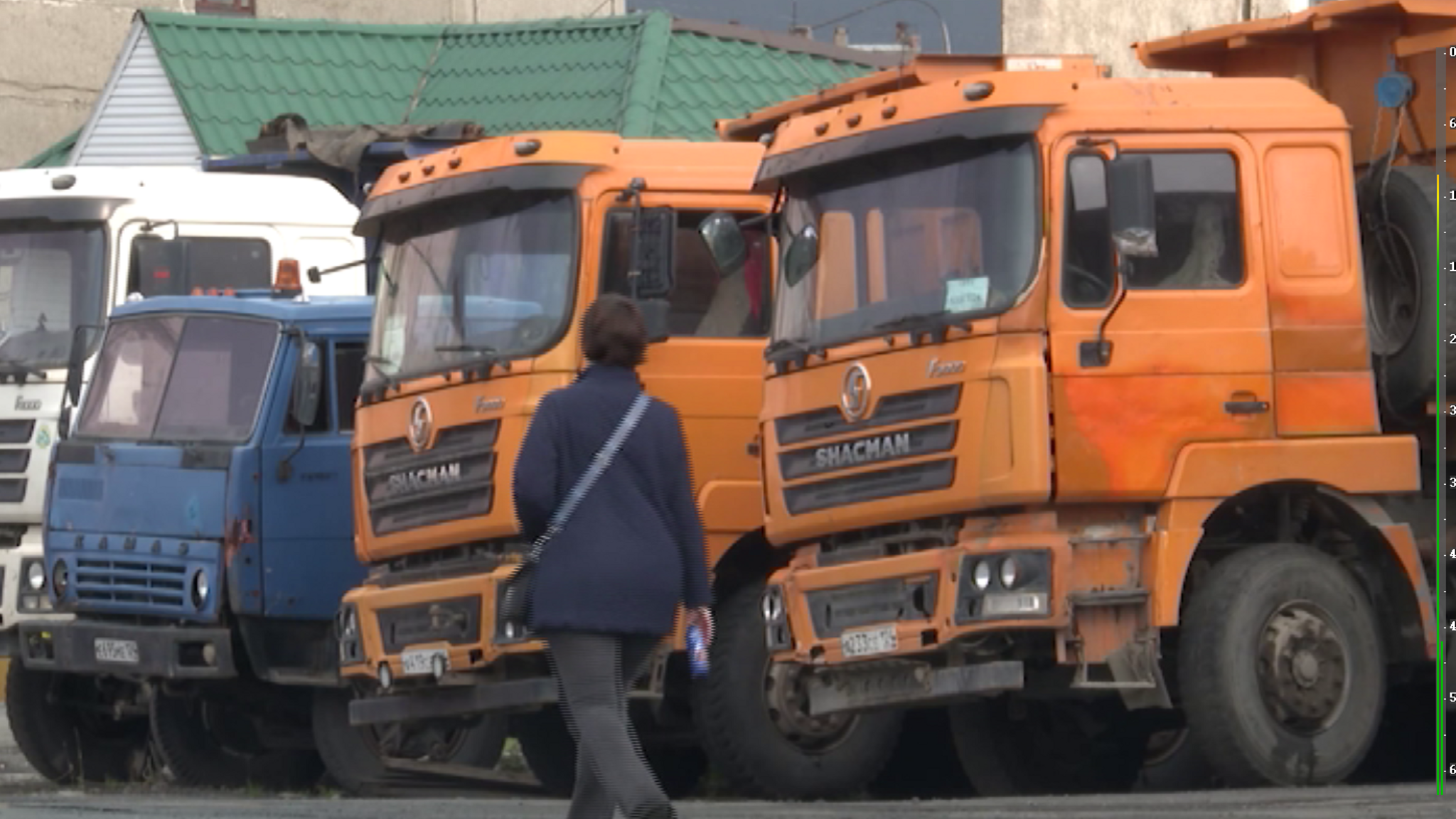 В Норильске продолжают борьбу с неправильно припаркованными грузовиками