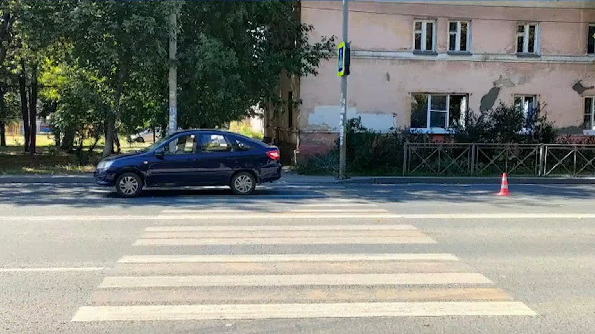 На пешеходном переходе в Йошкар-Оле автомобиль сбил женщину