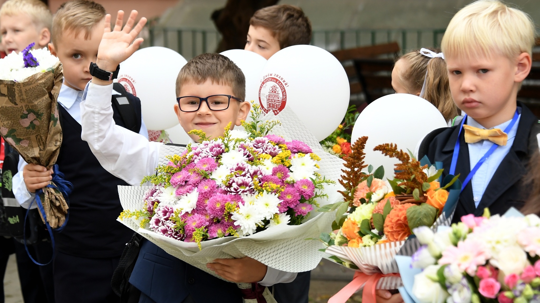 В Екатеринбурге родители дежурили возле новой школы, чтобы записать в нее своих детей