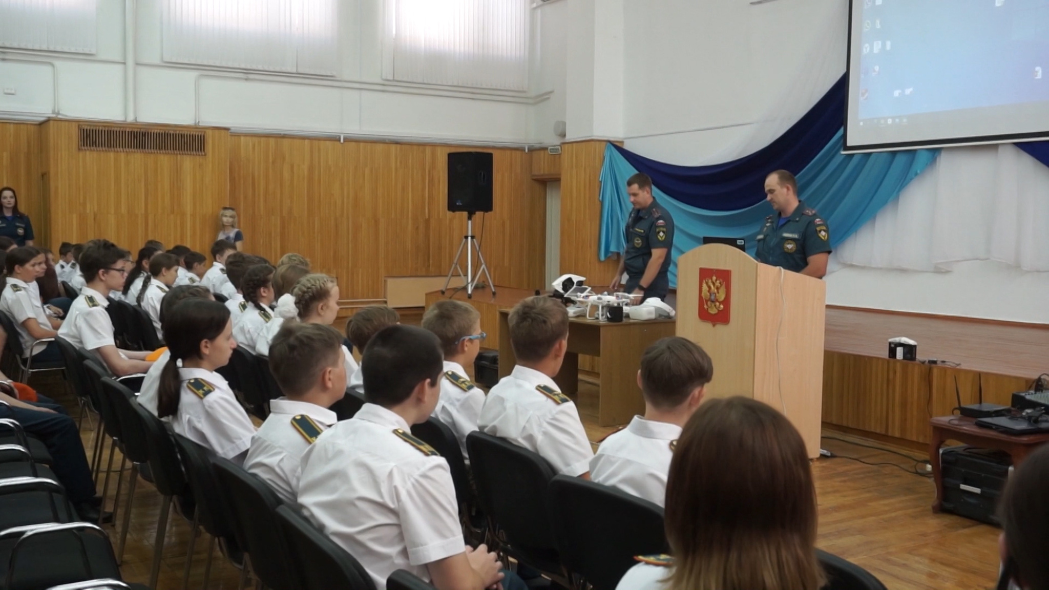 Учеников кадетских классов МЧС в Волгограде познакомили с возможностями беспилотной авиации