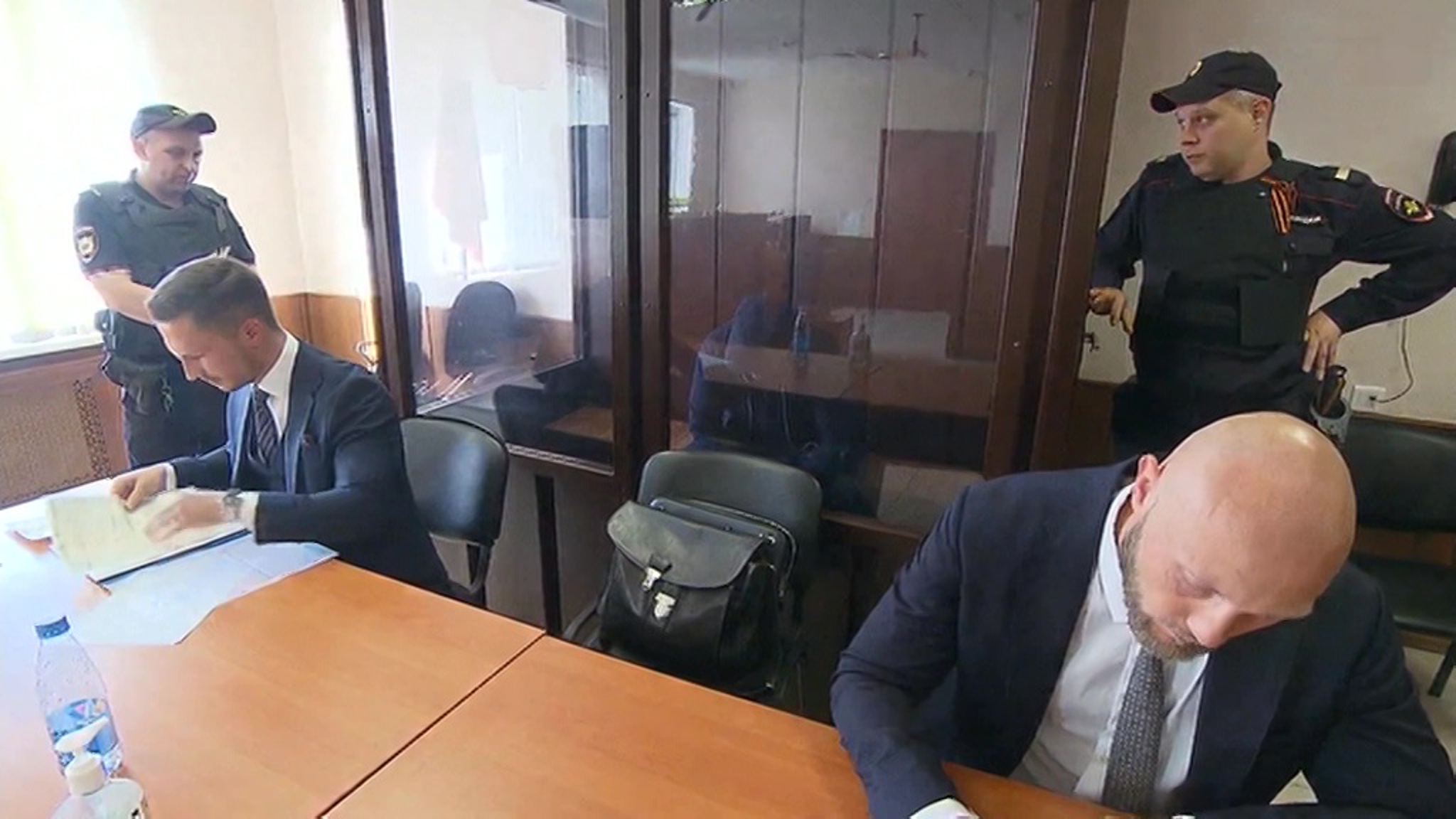 Полицейский вымогал у москвича 250 тысяч за избавление от "профессиональных соседей"