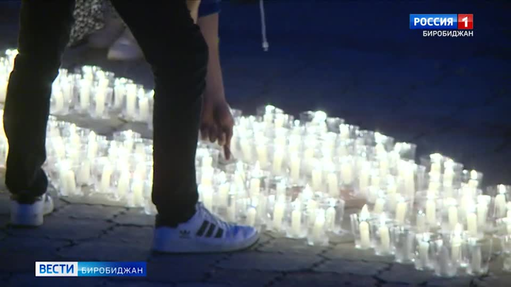 Изображение Воина-освободителя выложили из свеч перед Вечным огнем в Биробиджане