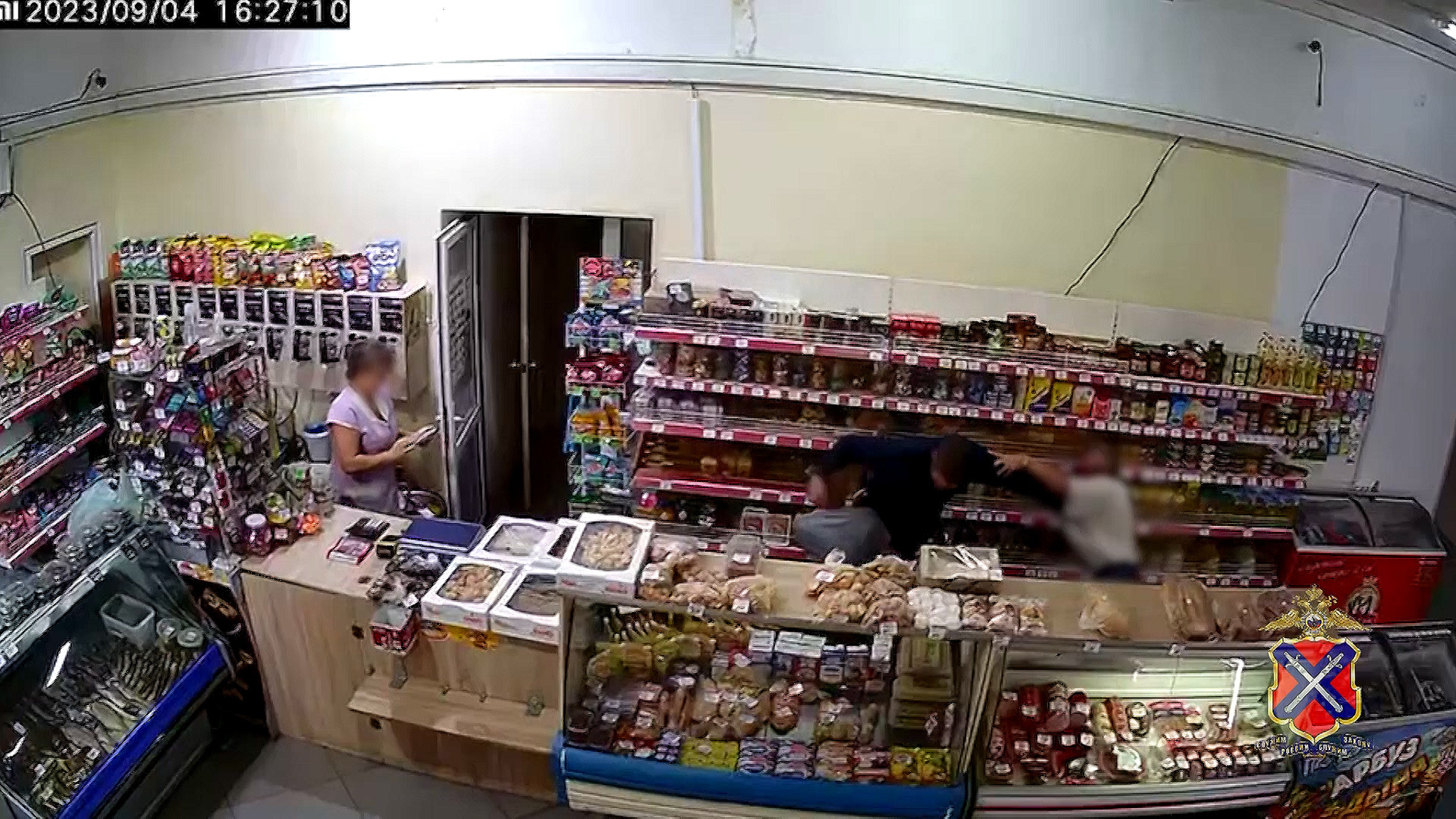 Драка покупателей с грабителем в магазине Волжского попала на видео