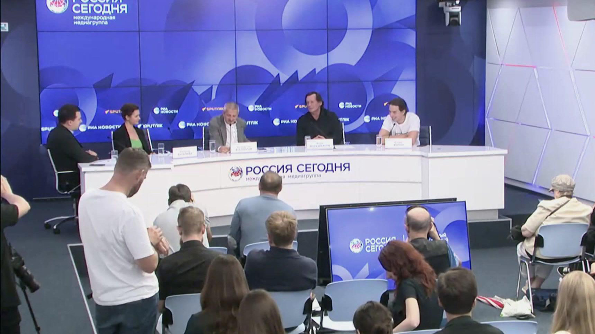 Театр на Бронной поделился планами на новый сезон в формате пресс-конференции