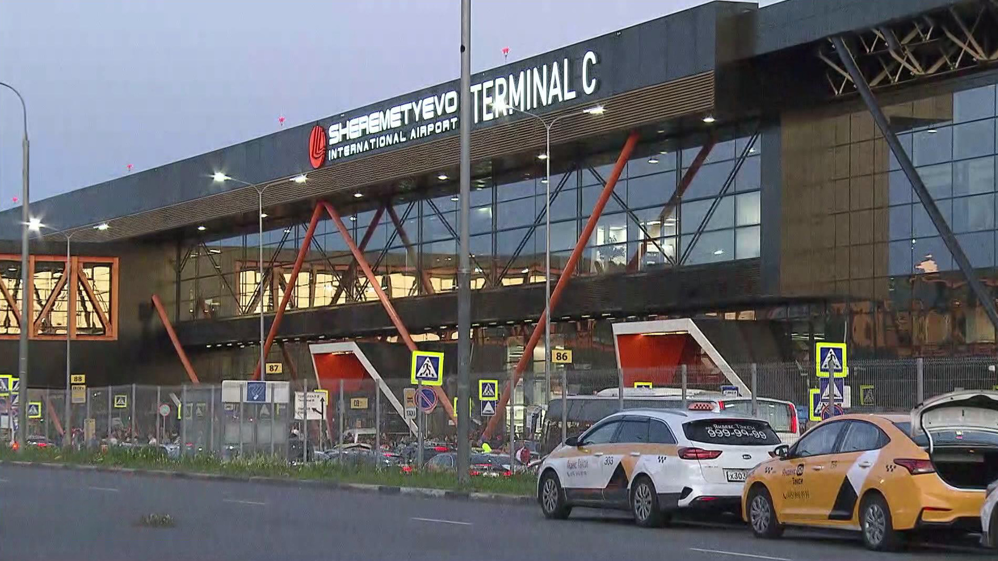 У российских туристов в двух аэропортах сгорает отпуск