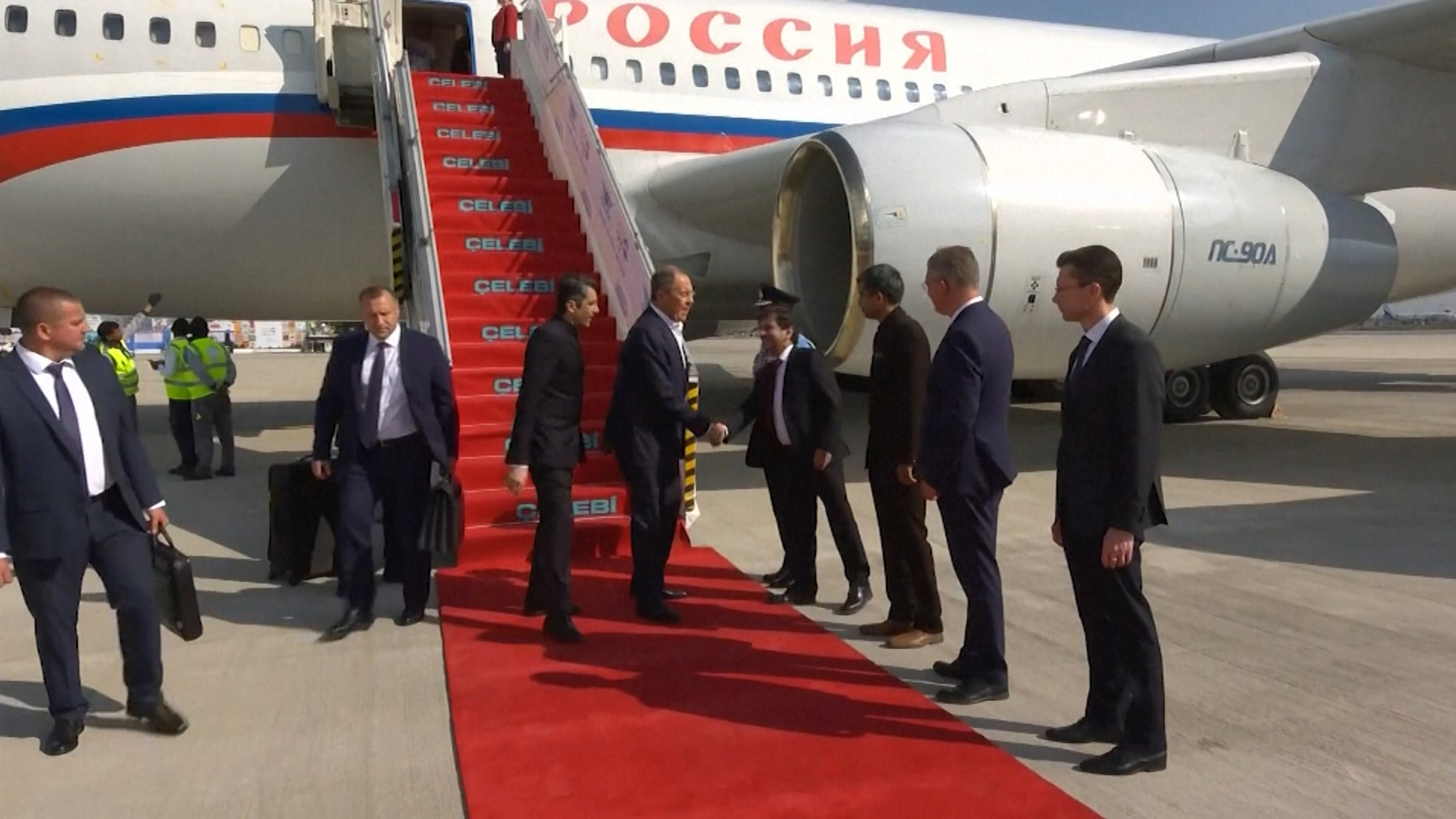 На саммите G20 Лаврова у самолета встретили горячим индийским танцем