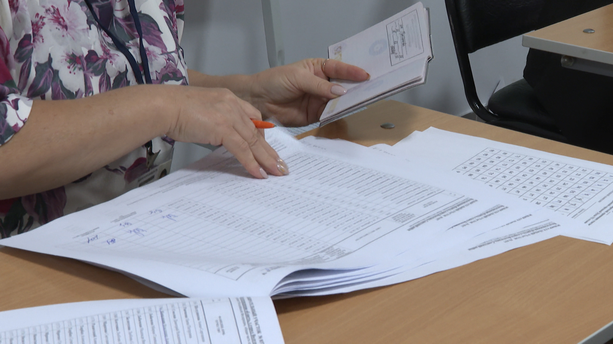 Приходят семьями: волгоградцы голосуют за депутатов на четырех участках в самой большой школе города
