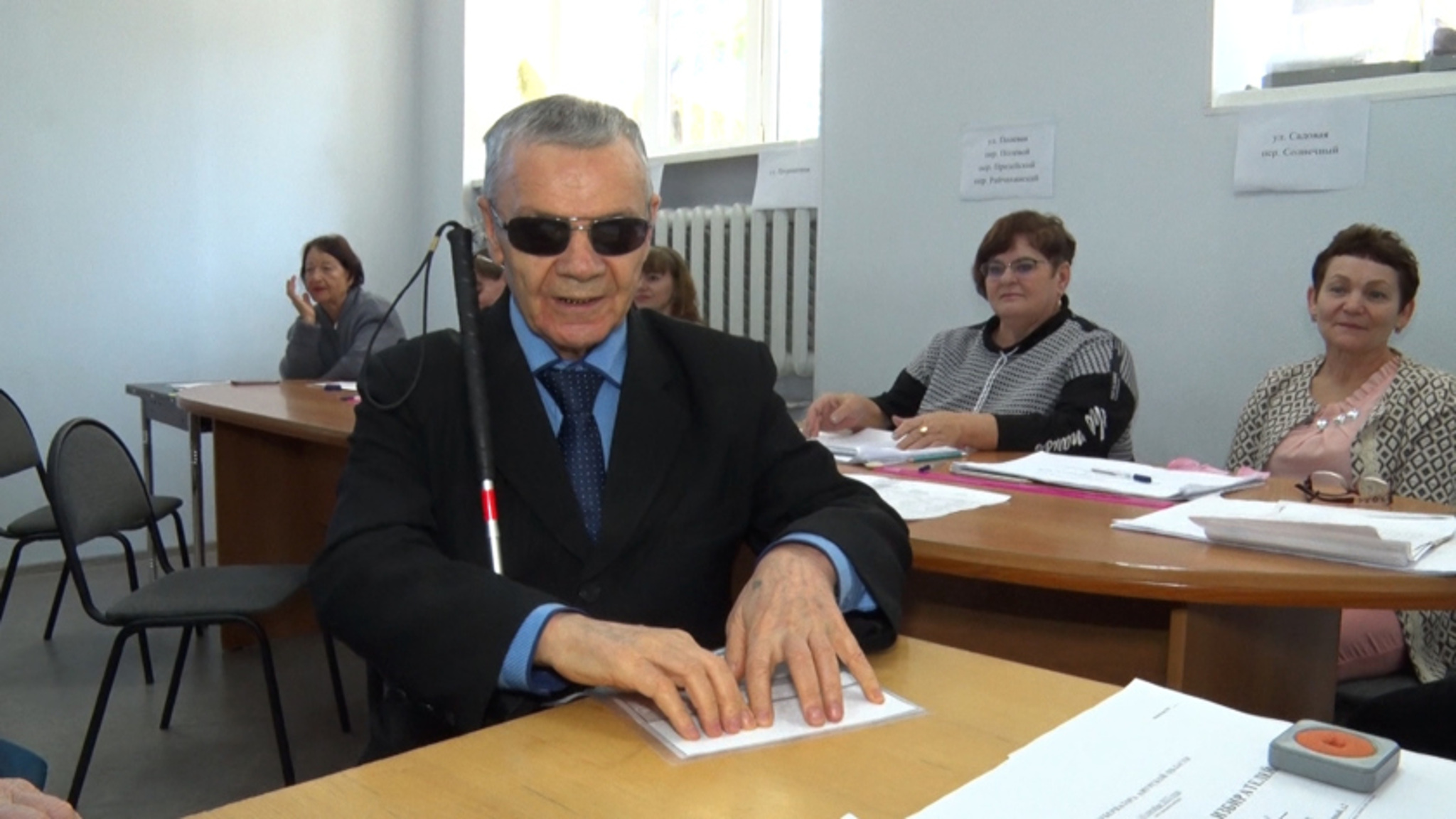 В Благовещенске избиратели с нарушением зрения проголосовали с помощью специальных трафаретов