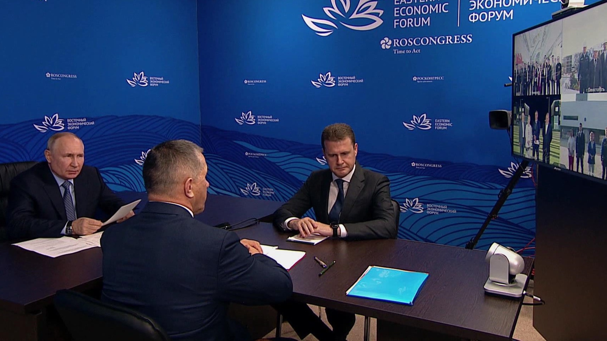 На полях ВЭФ Владимир Путин провёл видеосовещание