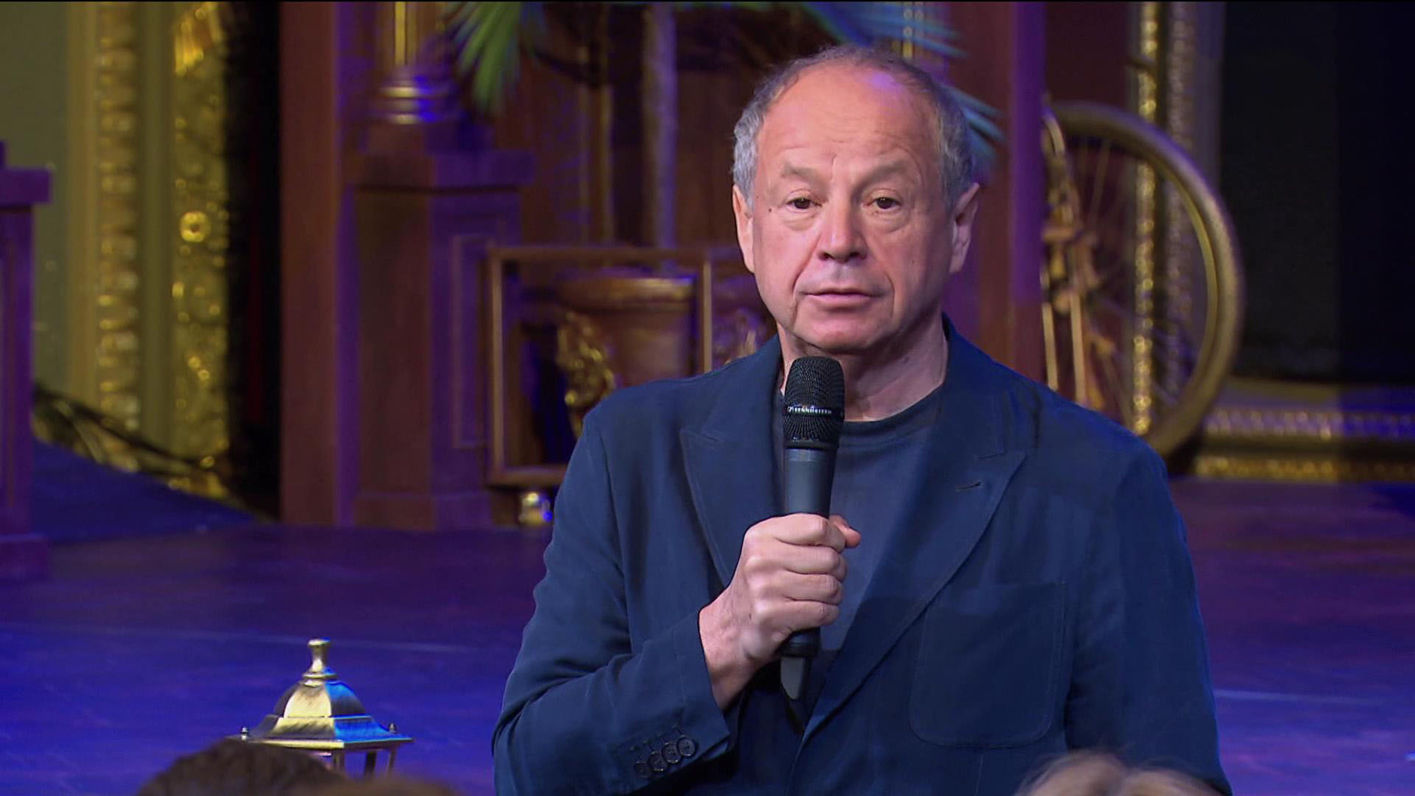 Театр на Трубной открывает сезон премьерой спектакля "Красавец мужчина"