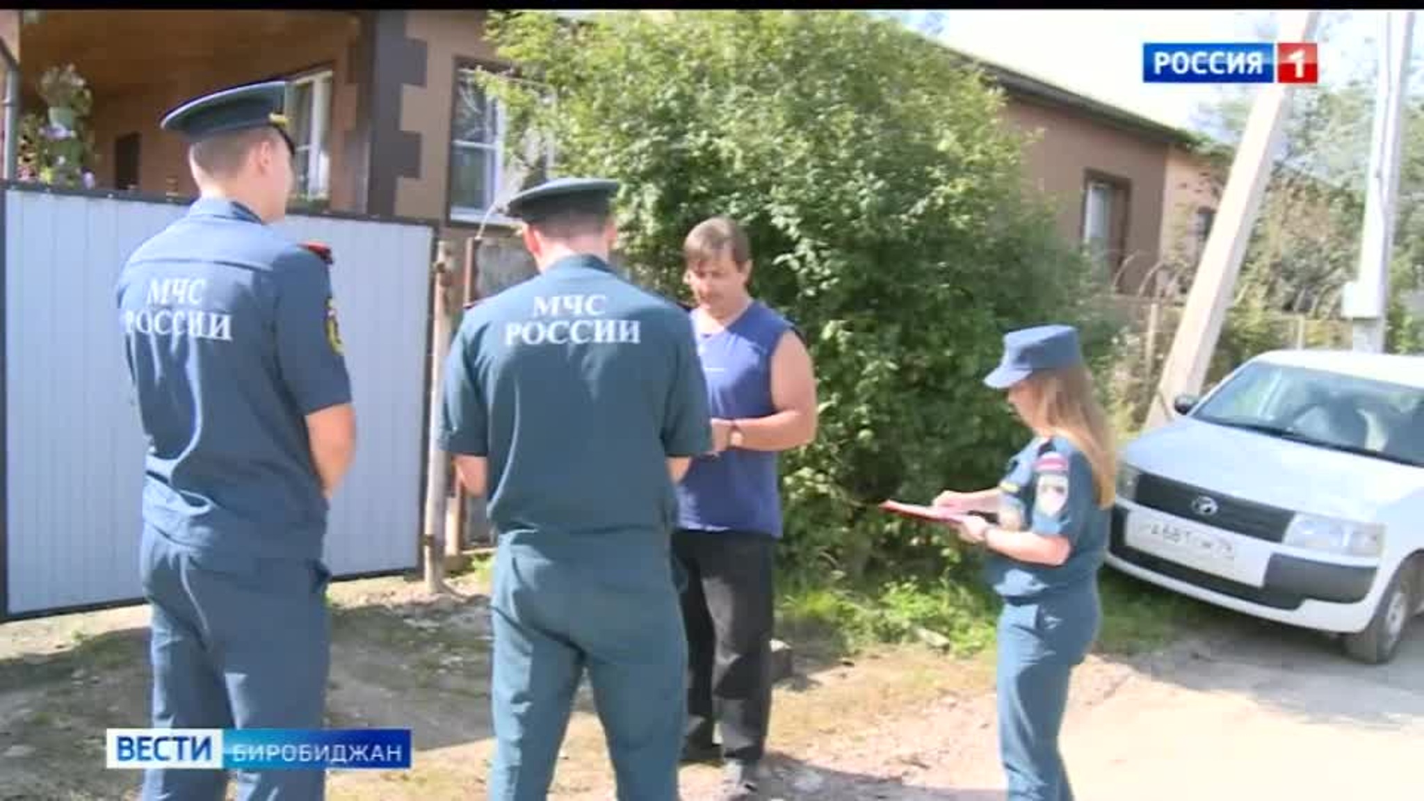 Убрать сухую траву и листья с участков призывают инспекторы МЧС в Биробиджане