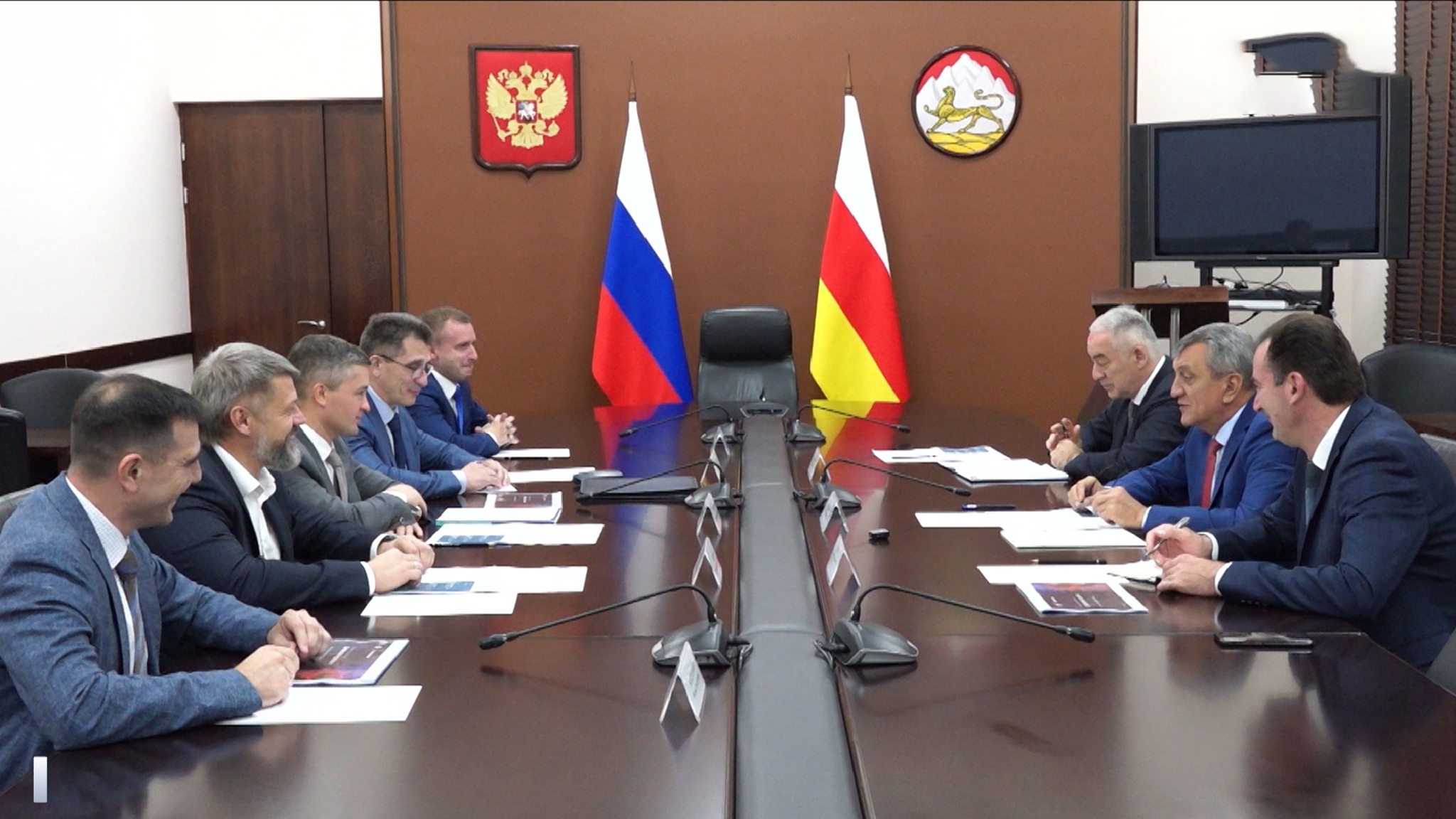 Глава республики провел рабочую встречу с вице-президентом "Ростелекома" на юге России Сергеем Мордасовым и вице-президентом компании по цифровым регионам Михаилом Петровым