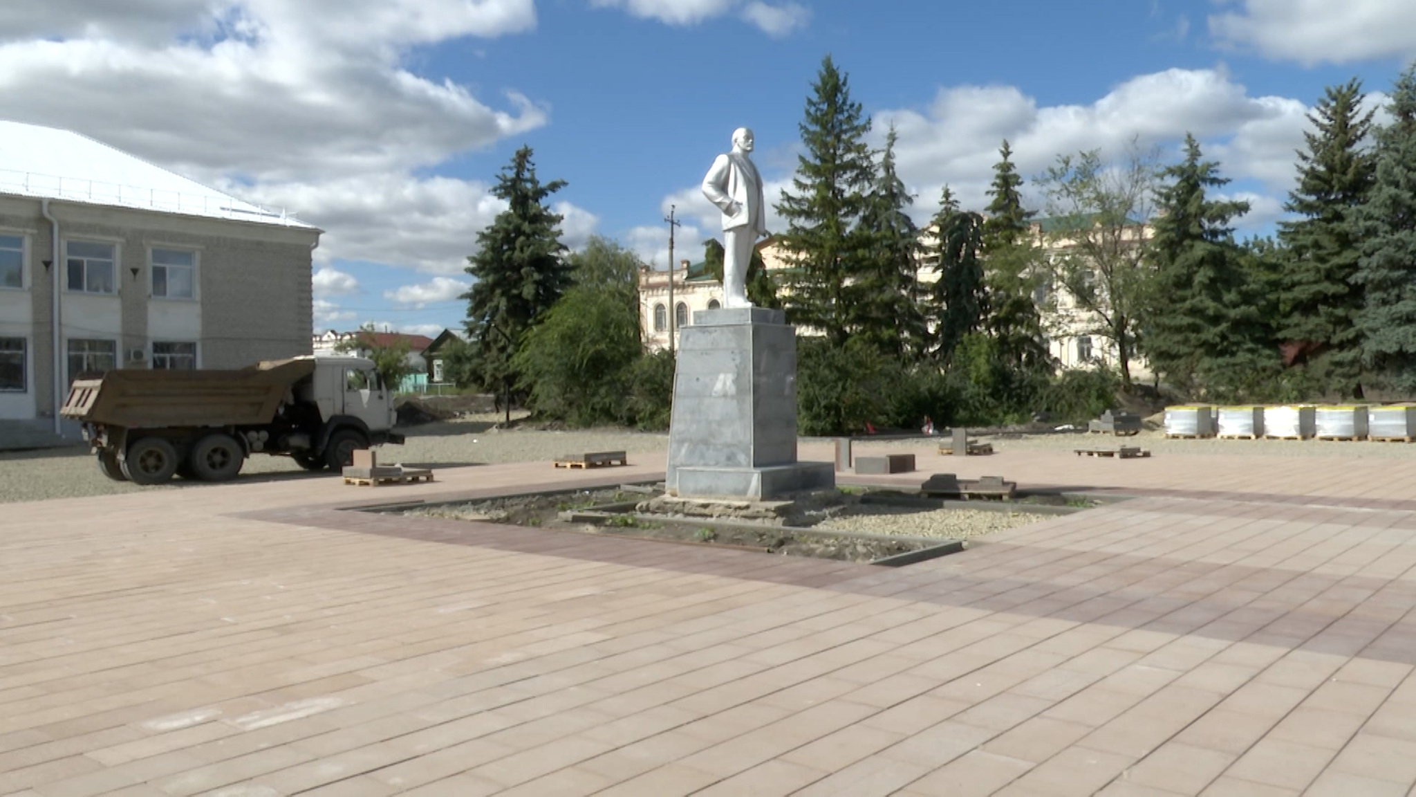 В р.п. Сурское продолжается благоустройство центральных улиц