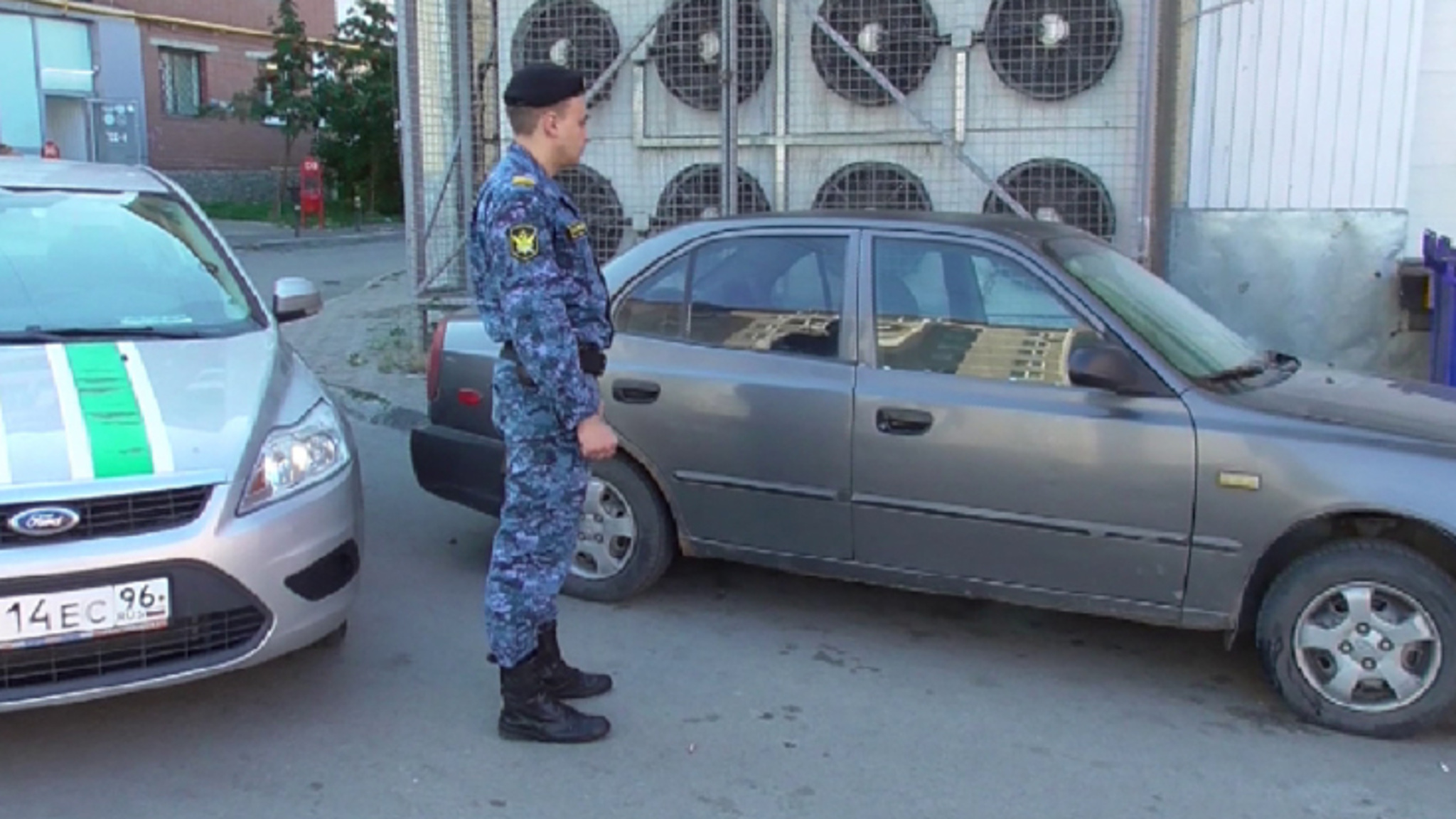 Екатеринбуржец за неуплату алиментов лишился автомобиля и земельного участка