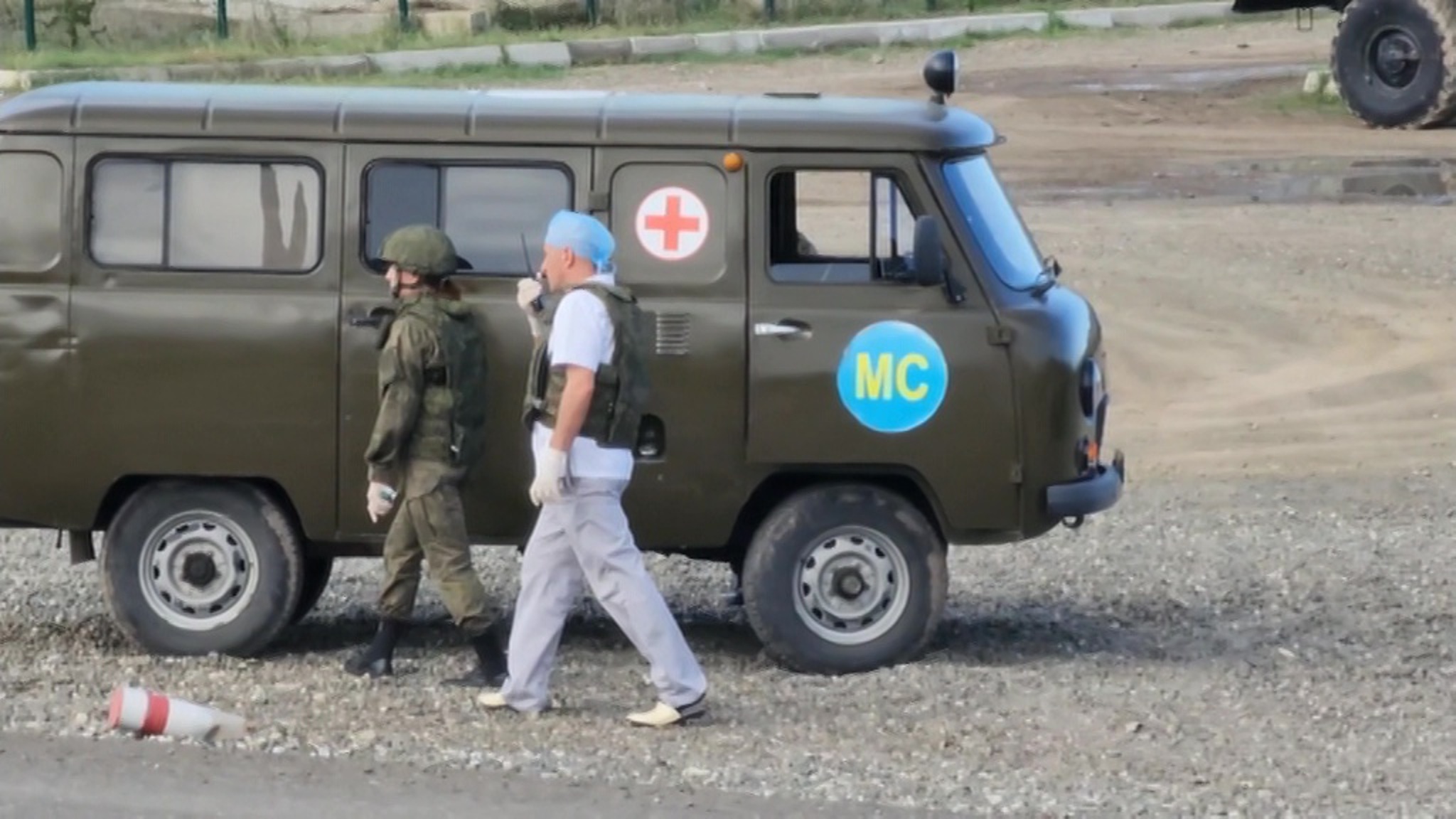 Автомобиль с российскими миротворцами попал под обстрел в Карабахе