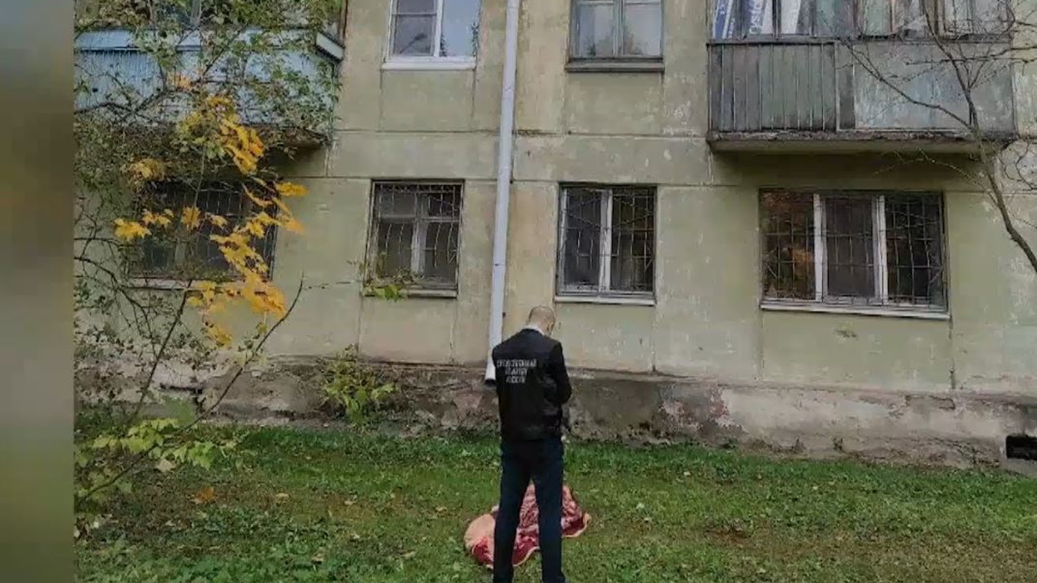 Молодой человек упал с крыши 4-этажного жилого дома в Йошкар-Оле