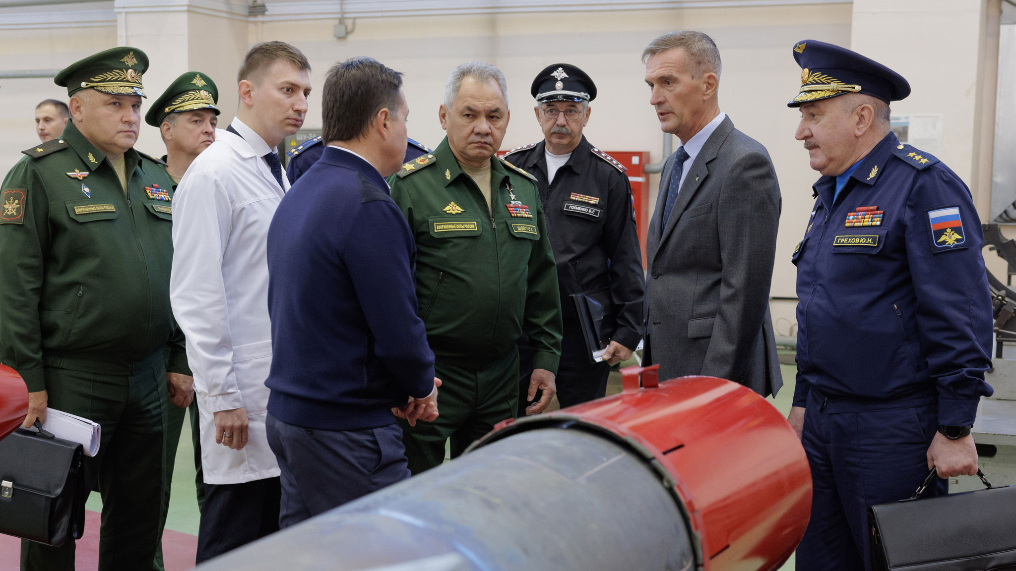 Шойгу проверил выполнение гособоронзаказа на предприятии в Подмосковье