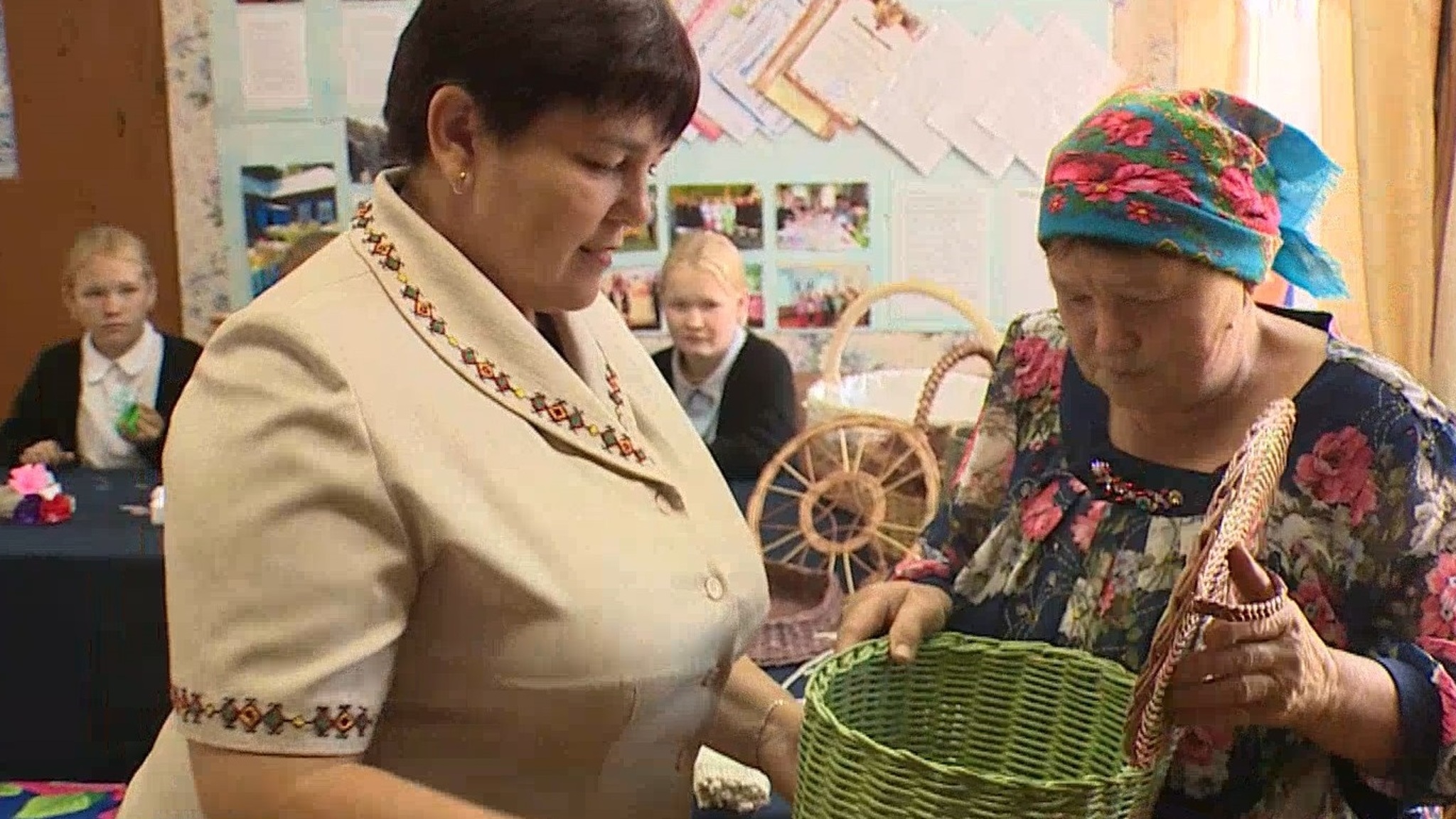 Рукодельница из Сернурского района плетёт изделия из бумажной лозы