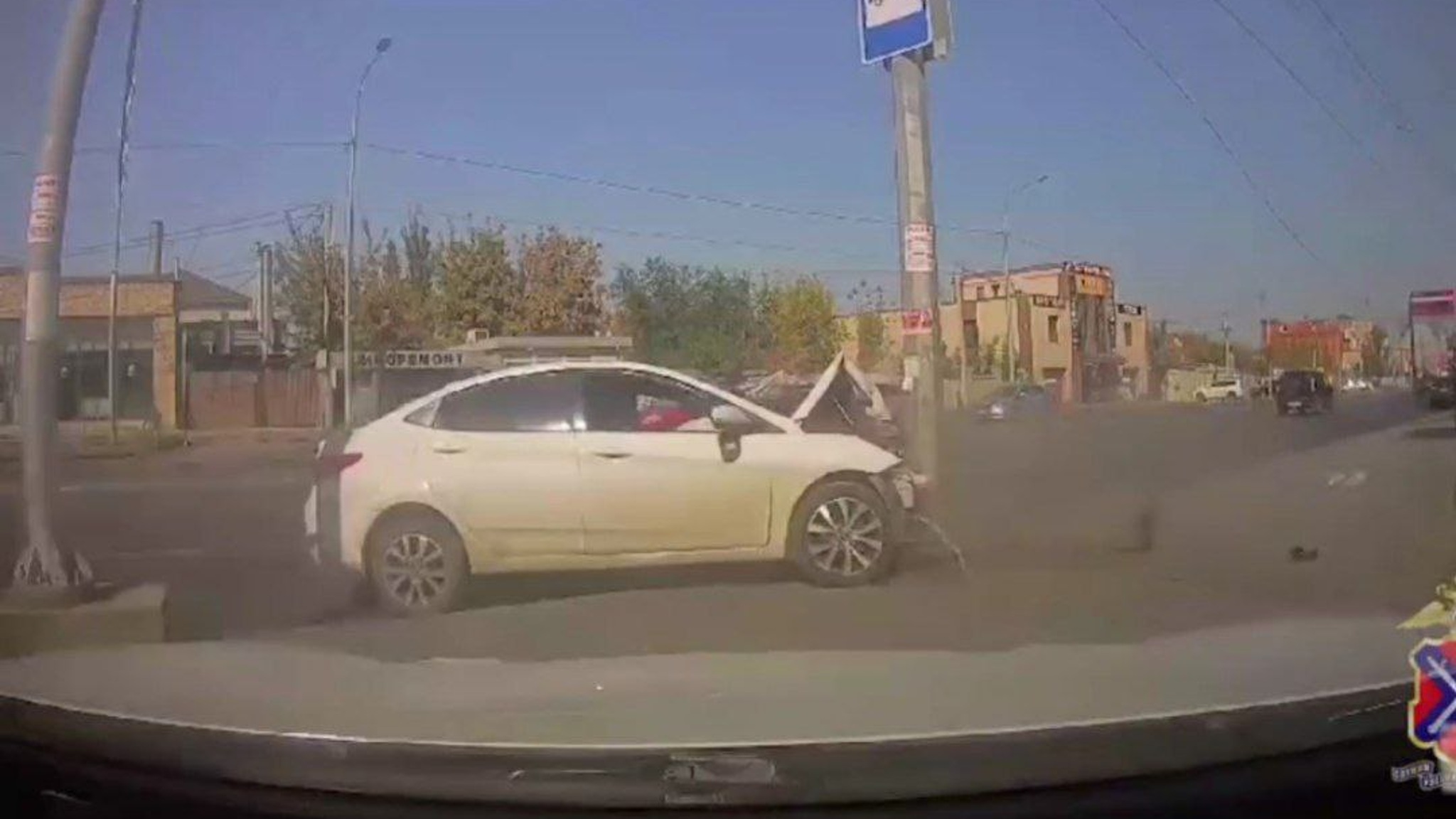 В Волгограде пьяный водитель без прав врезался в столб