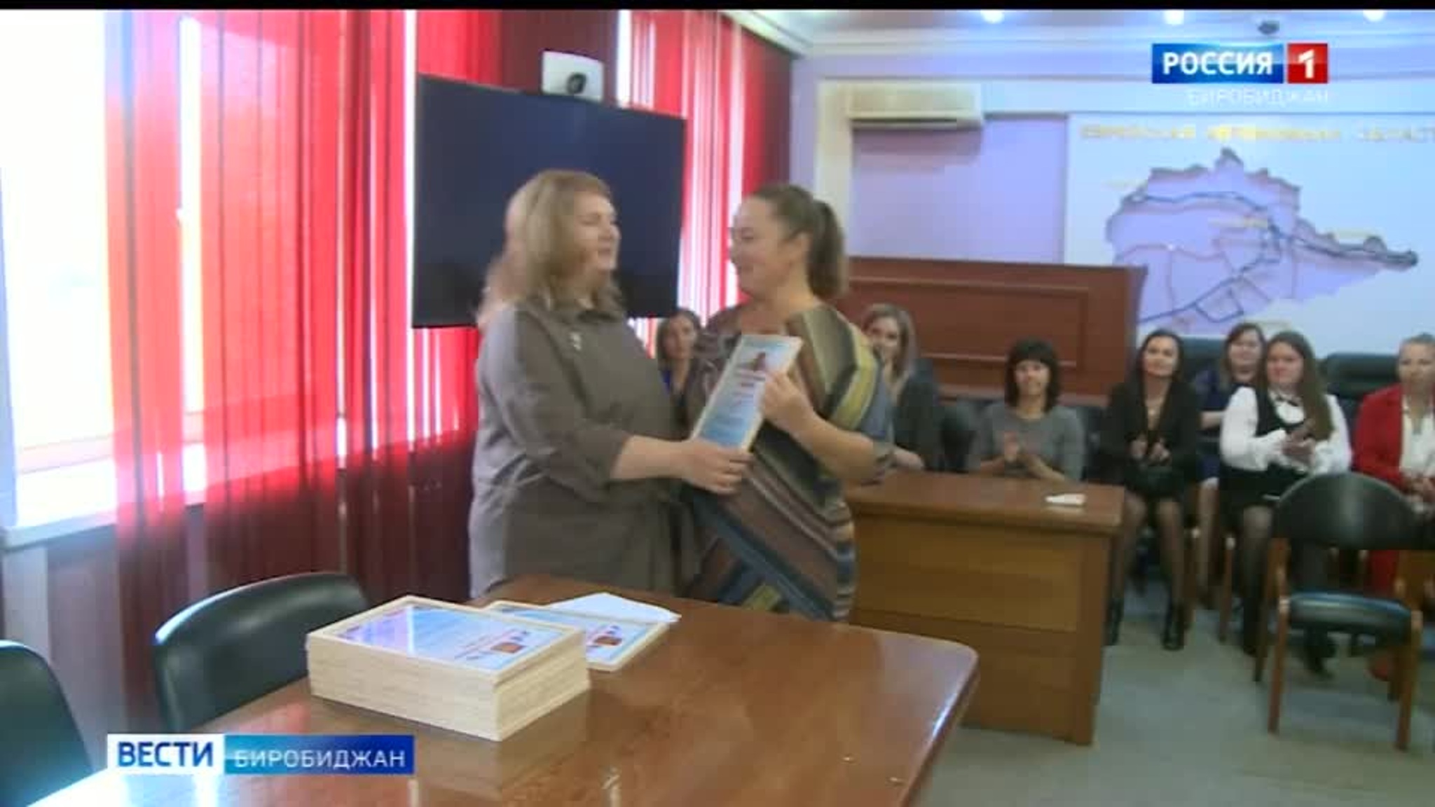 Сегодня в правительстве ЕАО чествовали сотрудников департамента по регулированию контрактной системы в сфере закупок