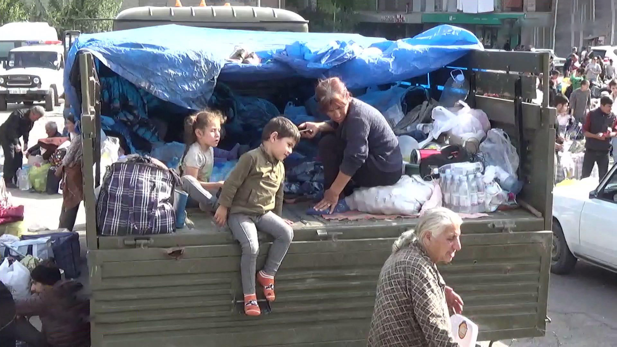 "Чуть не умерла": идет тотальный исход из Карабаха