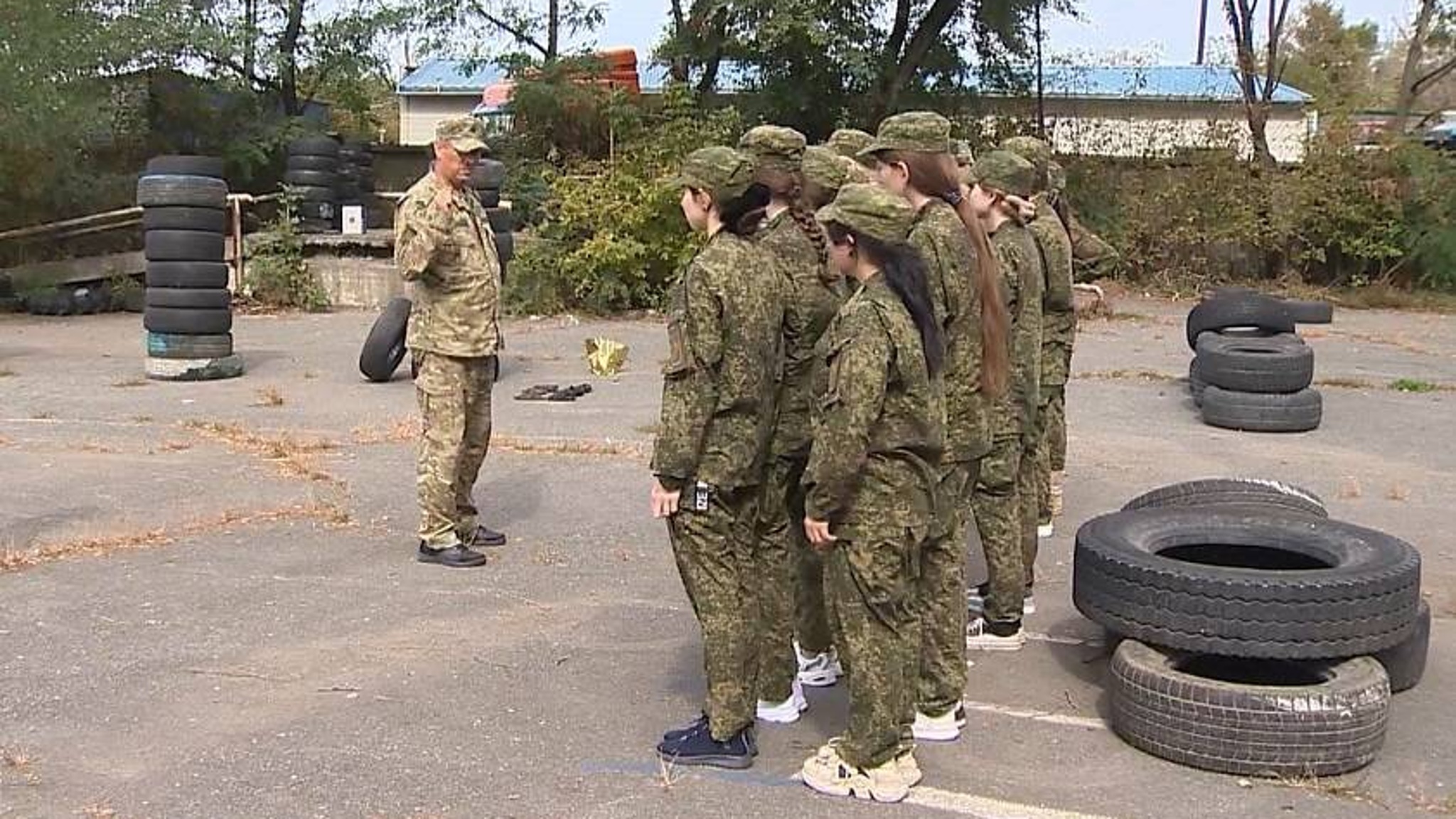Азы обращения с огнестрельным оружием постигают школьницы Приморья