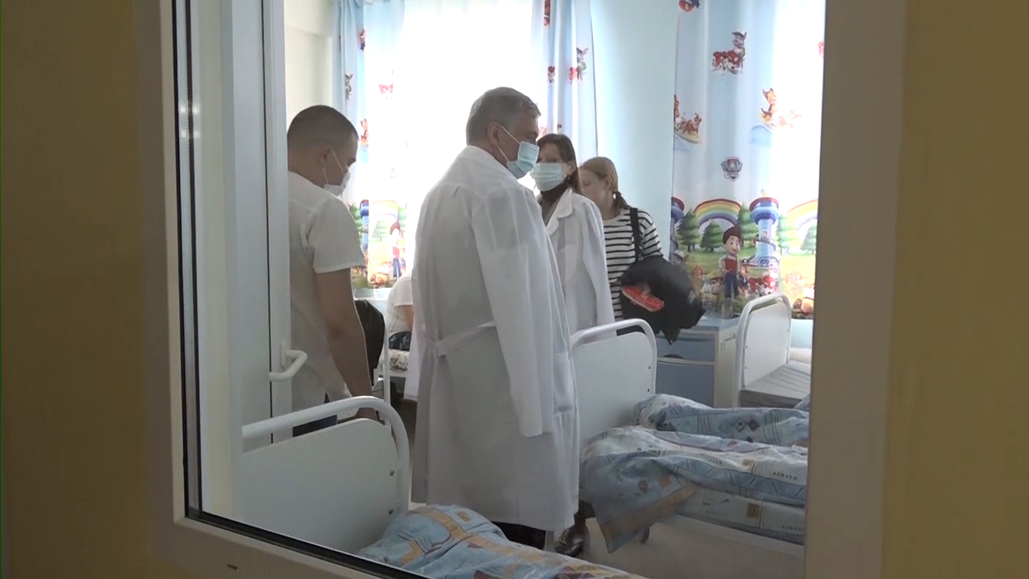 Продолжаем следить за состоянием детей, которые накануне выпрыгнули из окна 64 школы
