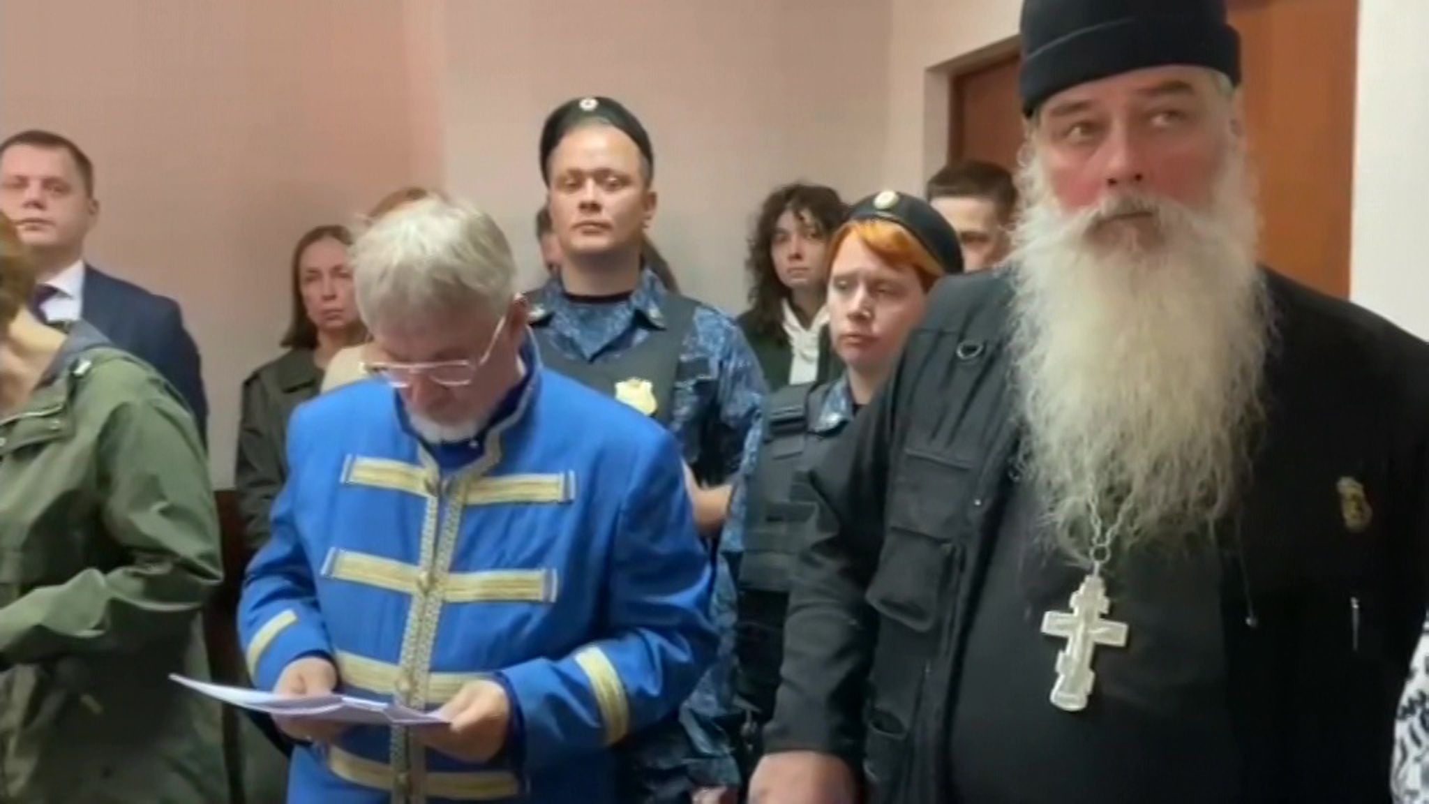 Глава агрохолдинга "Русское молоко" пришел на суд со священником и в кафтане