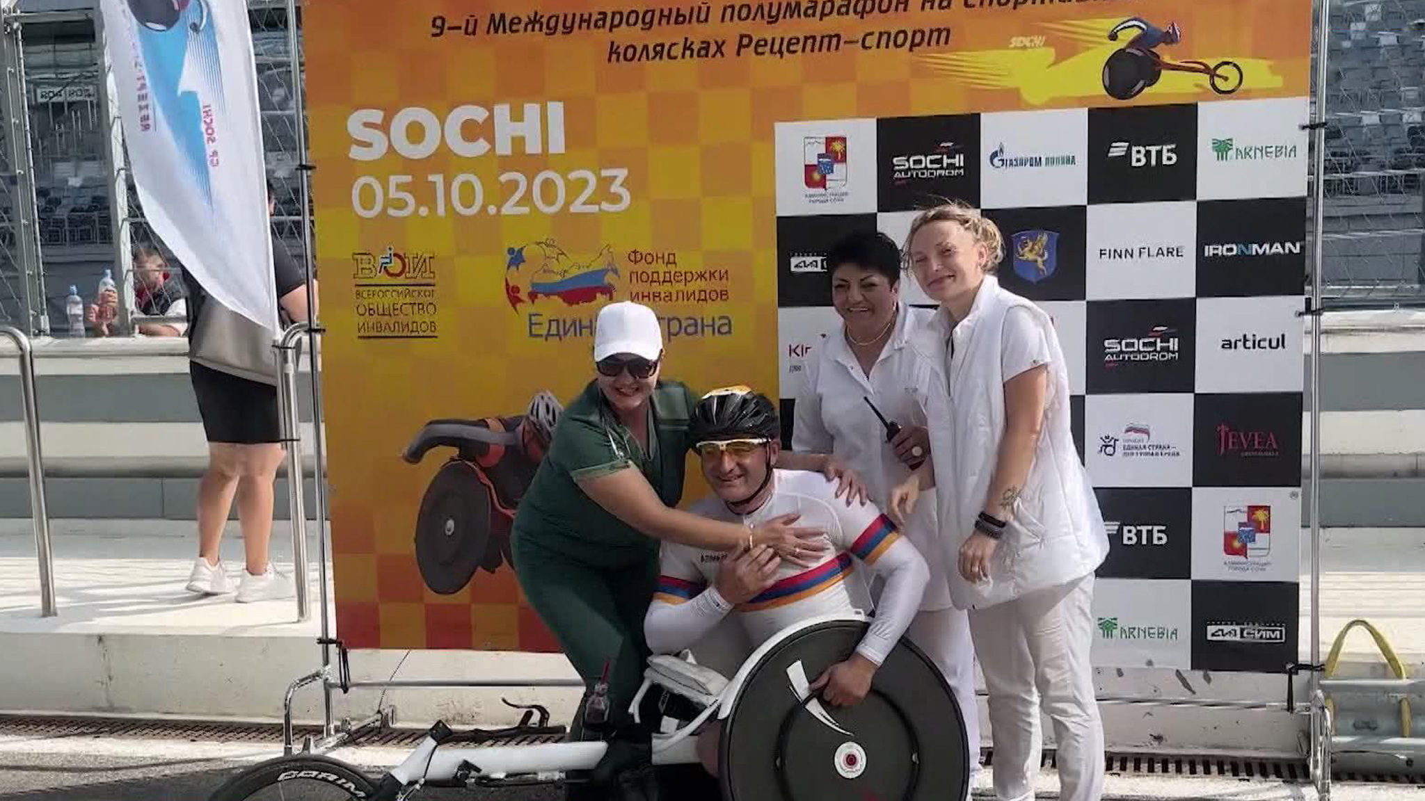 На главной гоночной трассе страны состоялся полумарафон на спортивных колясках