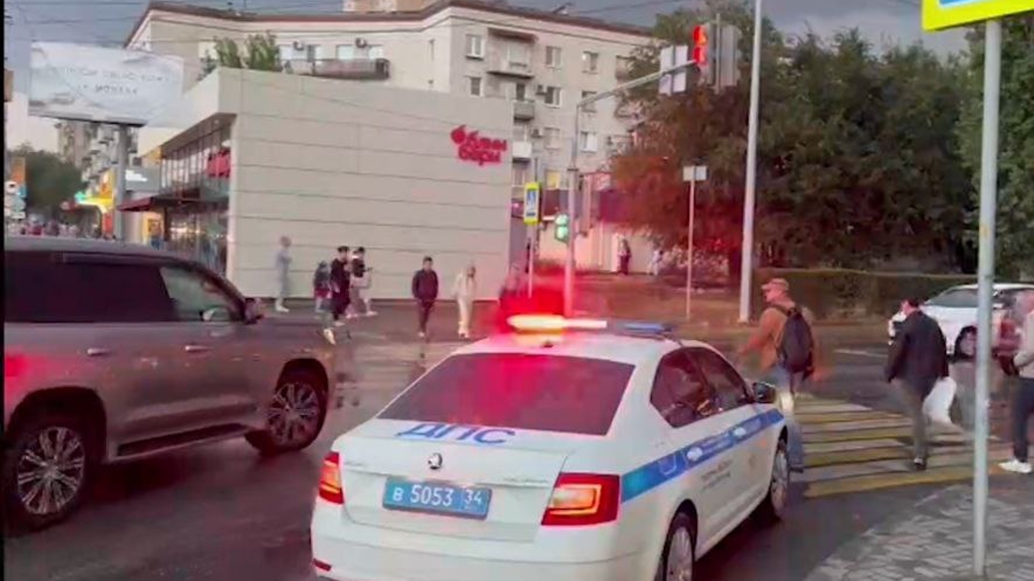 В Волгограде КамАЗ сбил трех человек на пешеходном переходе