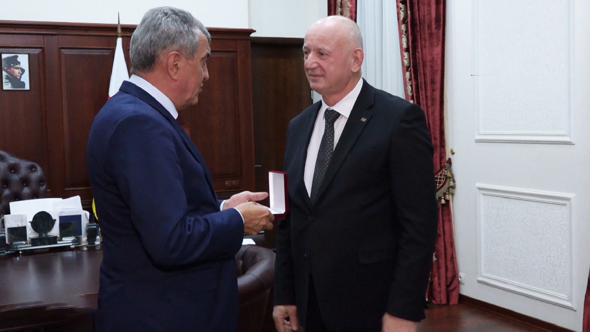 Сергей Меняйло наградил медалью "Во Славу Осетии" Казбека Еналдиева