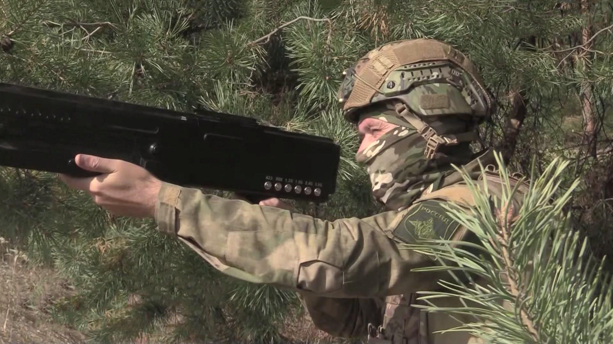 Расчет гаубицы Д-30 разносит окопы в Кременском лесу